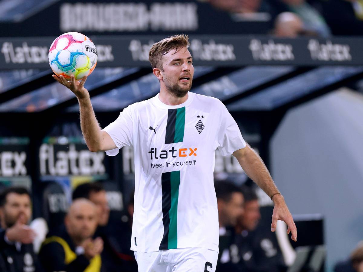 Weltmeister Christoph Kramer, hier am 22. Oktober 2022 im Borussia-Park zu sehen, steht offenbar kurz vor einer Vertragsverlängerung bei Fußball-Bundesligist Borussia Mönchengladbach. Kramer hält den Ball in seiner rechten Hand.