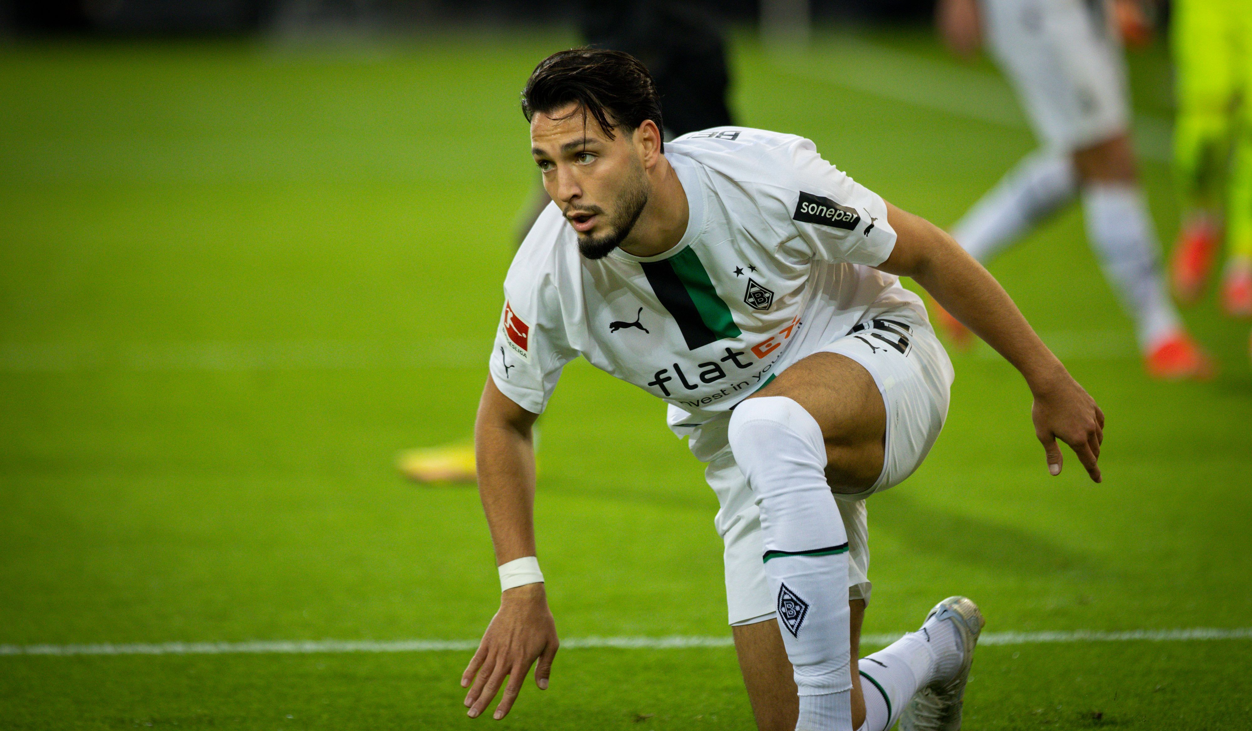 Ramy Bensebaini von Borussia Mönchengladbach stützt sich auf seinem rechten Knie ab. Aufgenommen wurde das Foto beim Spiel gegen Eintracht Frankfurt am 22. Oktober 2022.