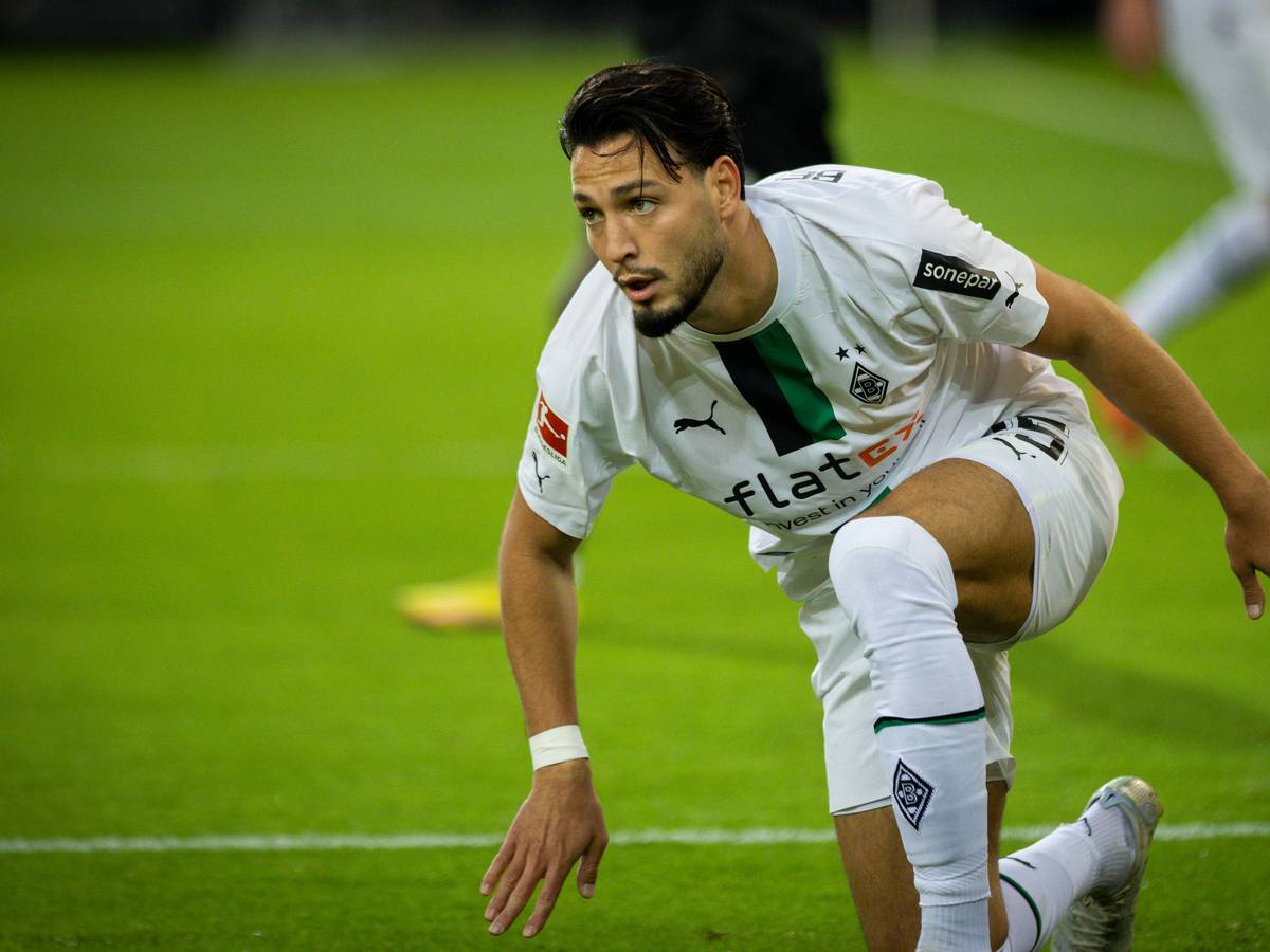 Ramy Bensebaini von Borussia Mönchengladbach stützt sich auf seinem rechten Knie ab. Aufgenommen wurde das Foto beim Spiel gegen Eintracht Frankfurt am 22. Oktober 2022.