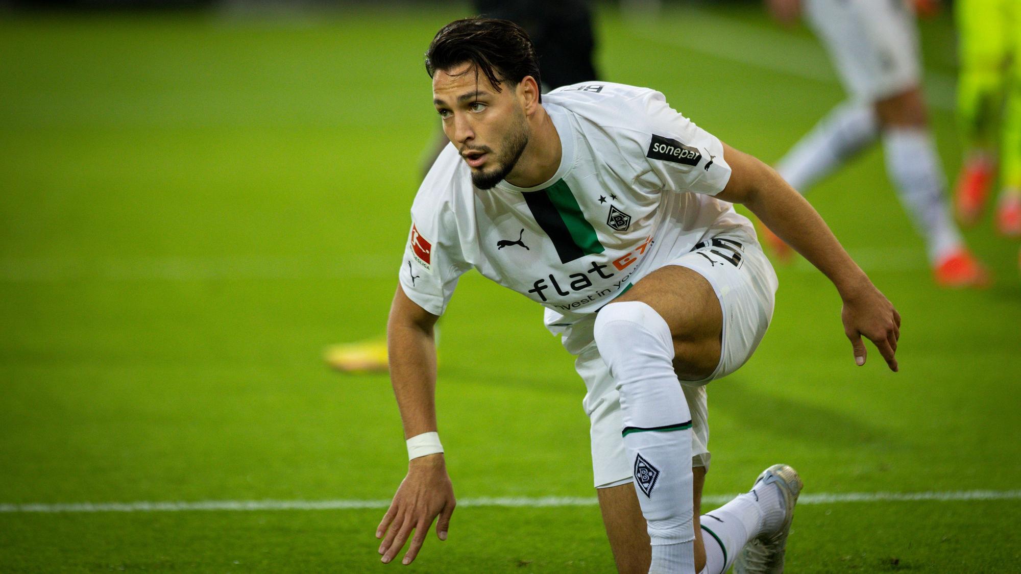 Ramy Bensebaini von Borussia Mönchengladbach stützt sich auf seinem rechten Knie ab. Aufgenommen wurde das Foto beim Spiel gegen Eintracht Frankfurt am 22. Oktober 2022.