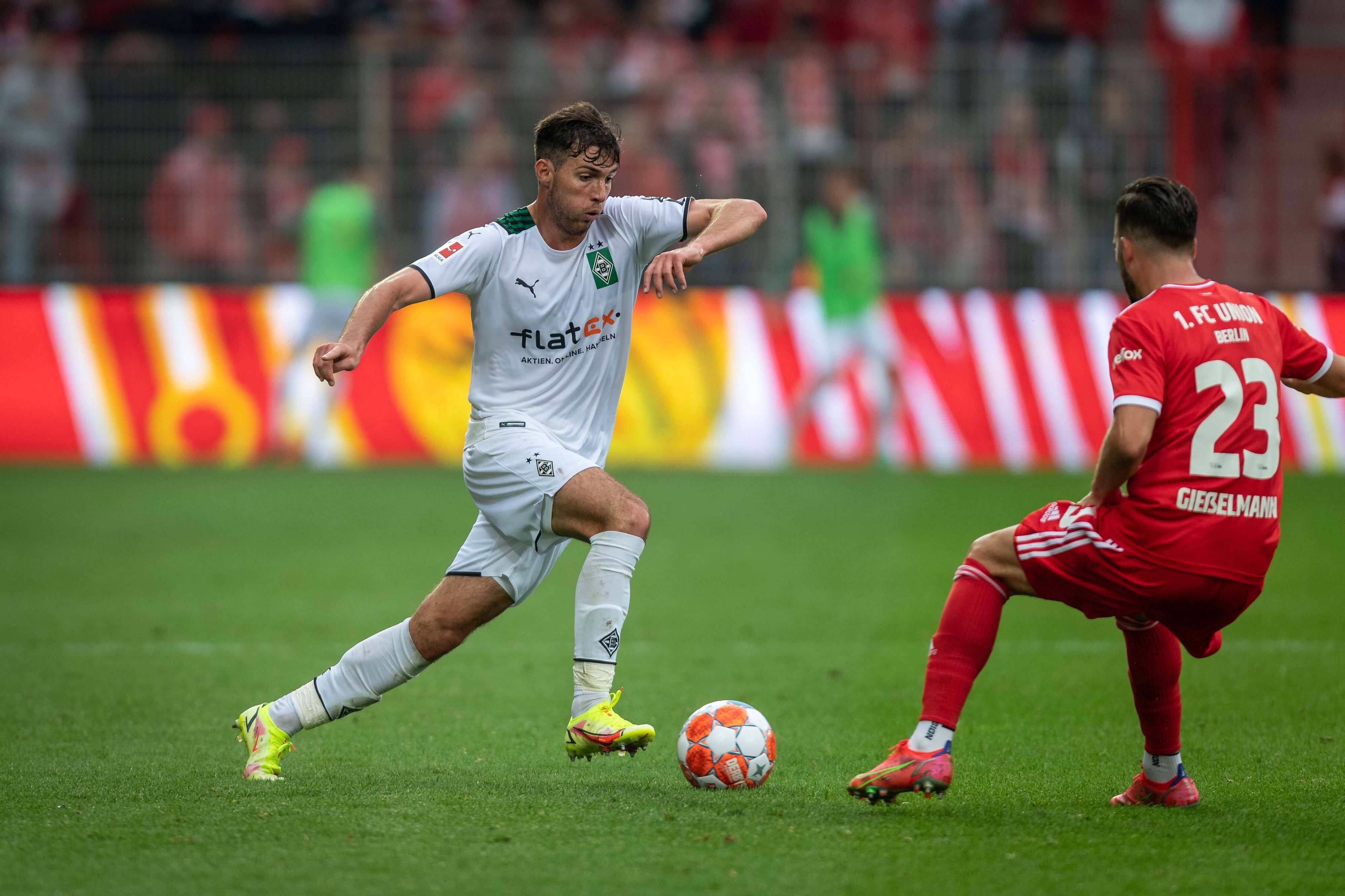 Joe Scally von Borussia Mönchengladbach (l.) beim letzten Gastspiel bei Union Berlin am 29. August 2021 im Zweikampf mit Nico Gießelmann. Scally hat den Ball am rechten Fuß.