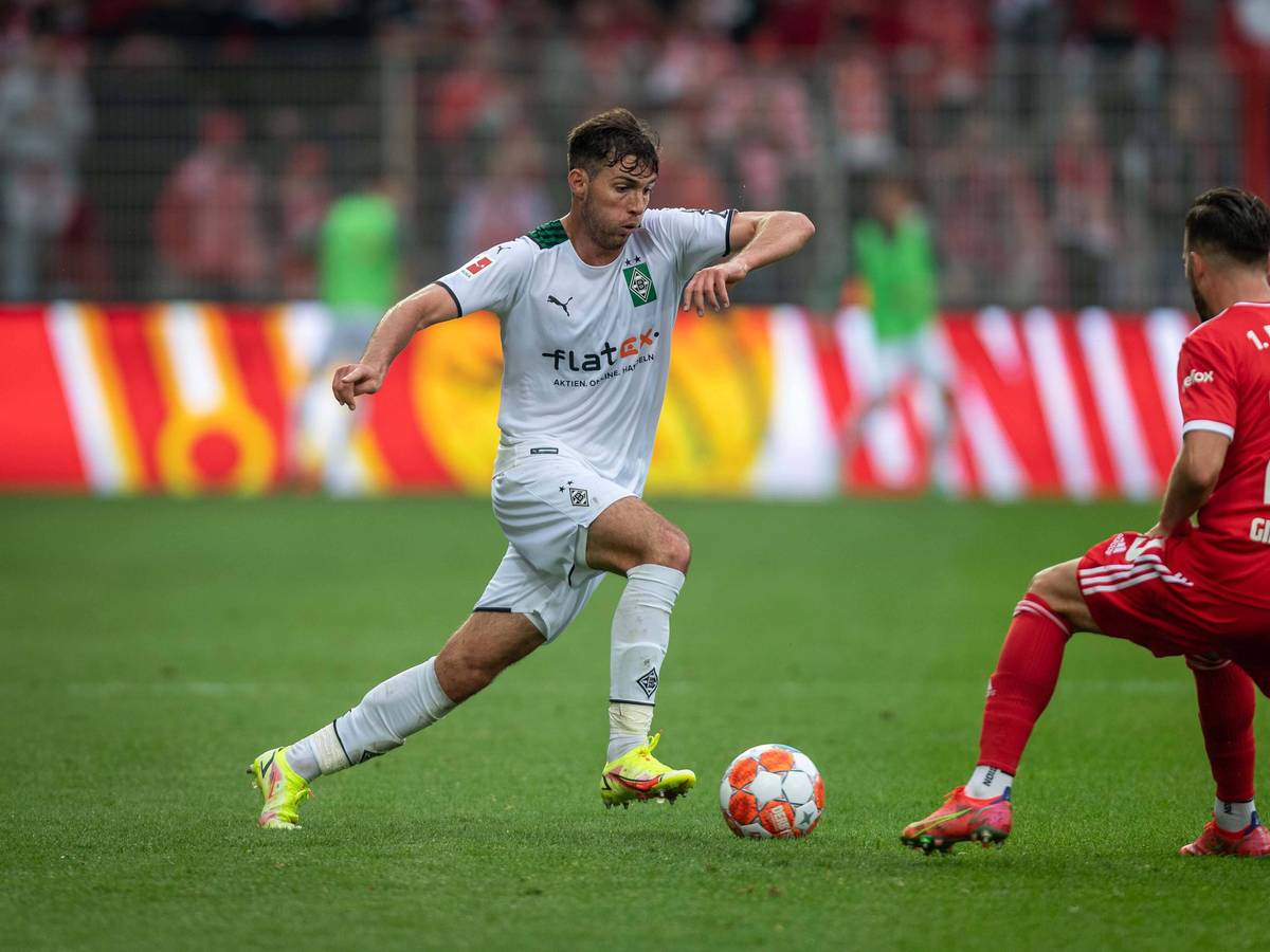 Joe Scally von Borussia Mönchengladbach (l.) beim letzten Gastspiel bei Union Berlin am 29. August 2021 im Zweikampf mit Nico Gießelmann. Scally hat den Ball am rechten Fuß.