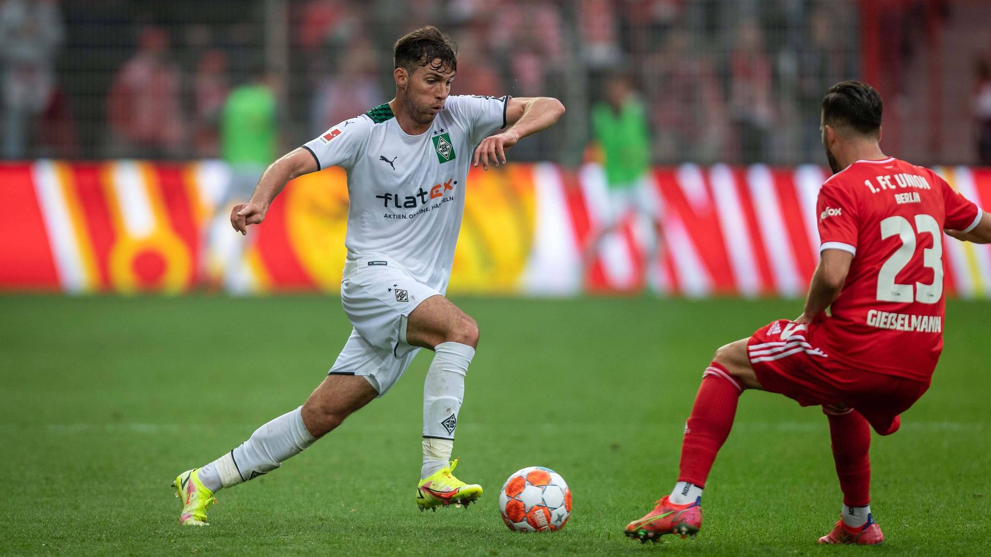 Joe Scally von Borussia Mönchengladbach (l.) beim letzten Gastspiel bei Union Berlin am 29. August 2021 im Zweikampf mit Nico Gießelmann. Scally hat den Ball am rechten Fuß.
