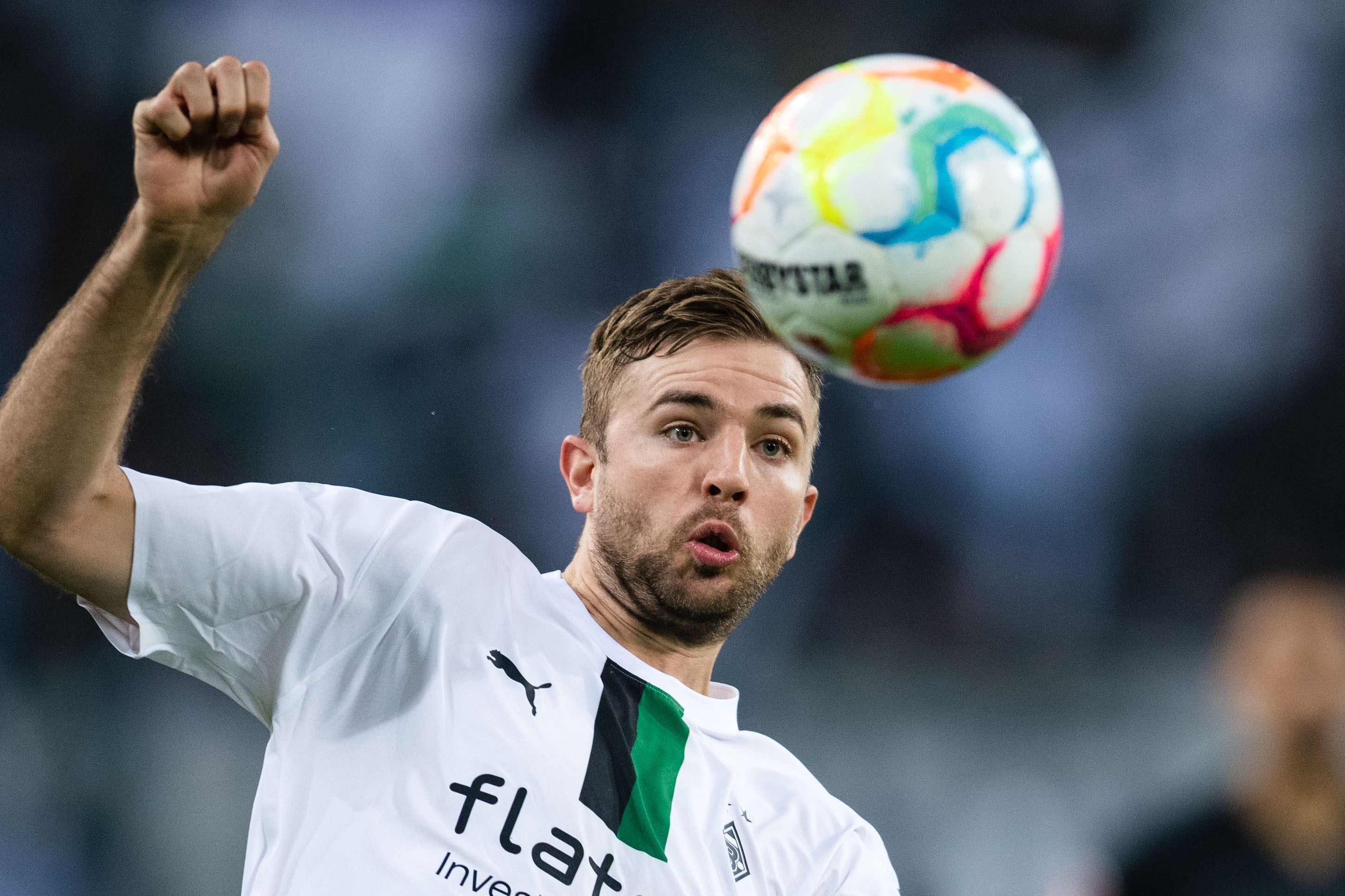 Christoph Kramer von Fußball-Bundesligist Borussia Mönchengladbach. Auf diesem Foto ist der Weltmeister am 22. Oktober 2022 im Borussia-Park zu sehen. Kramer blickt angespannt dem heranfliegenden Ball entgegen.