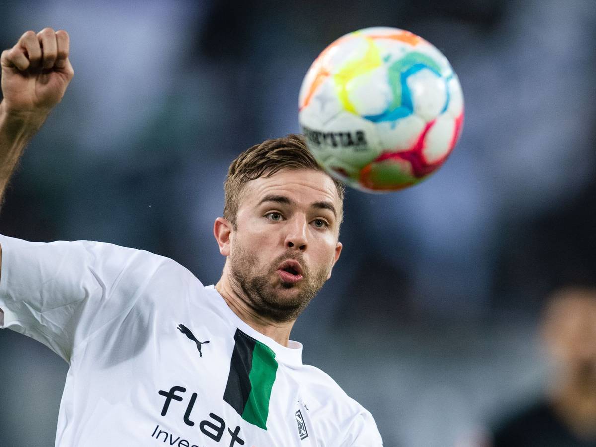 Christoph Kramer von Fußball-Bundesligist Borussia Mönchengladbach. Auf diesem Foto ist der Weltmeister am 22. Oktober 2022 im Borussia-Park zu sehen. Kramer blickt angespannt dem heranfliegenden Ball entgegen.