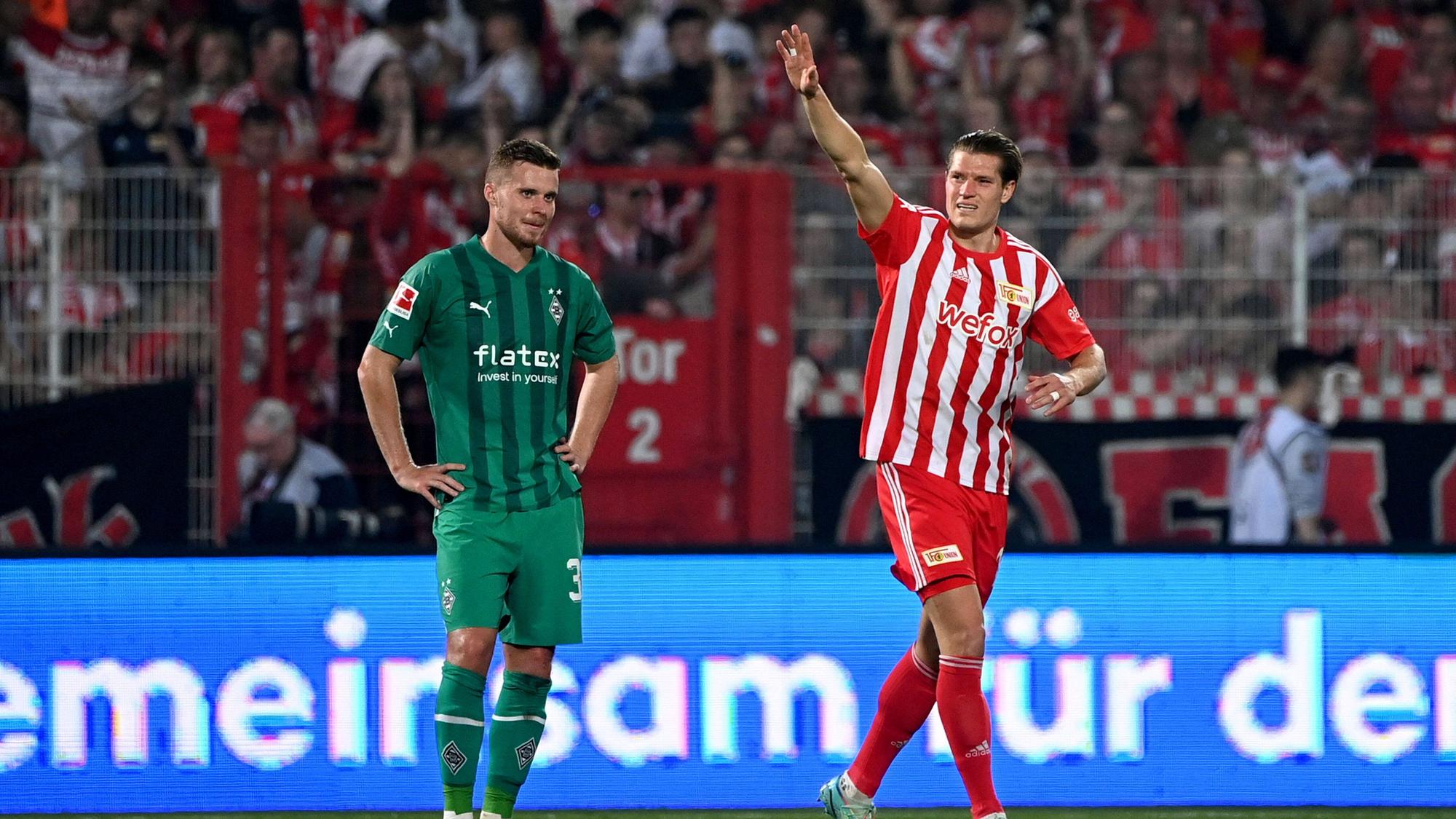 Jubel bei Union Berlin: Kevin Behrens freut sich über seinen Treffer am 30. Oktober 2022. Enttäuschung hingegen bei Nico Elvedi von Borussia Mönchengladbach.