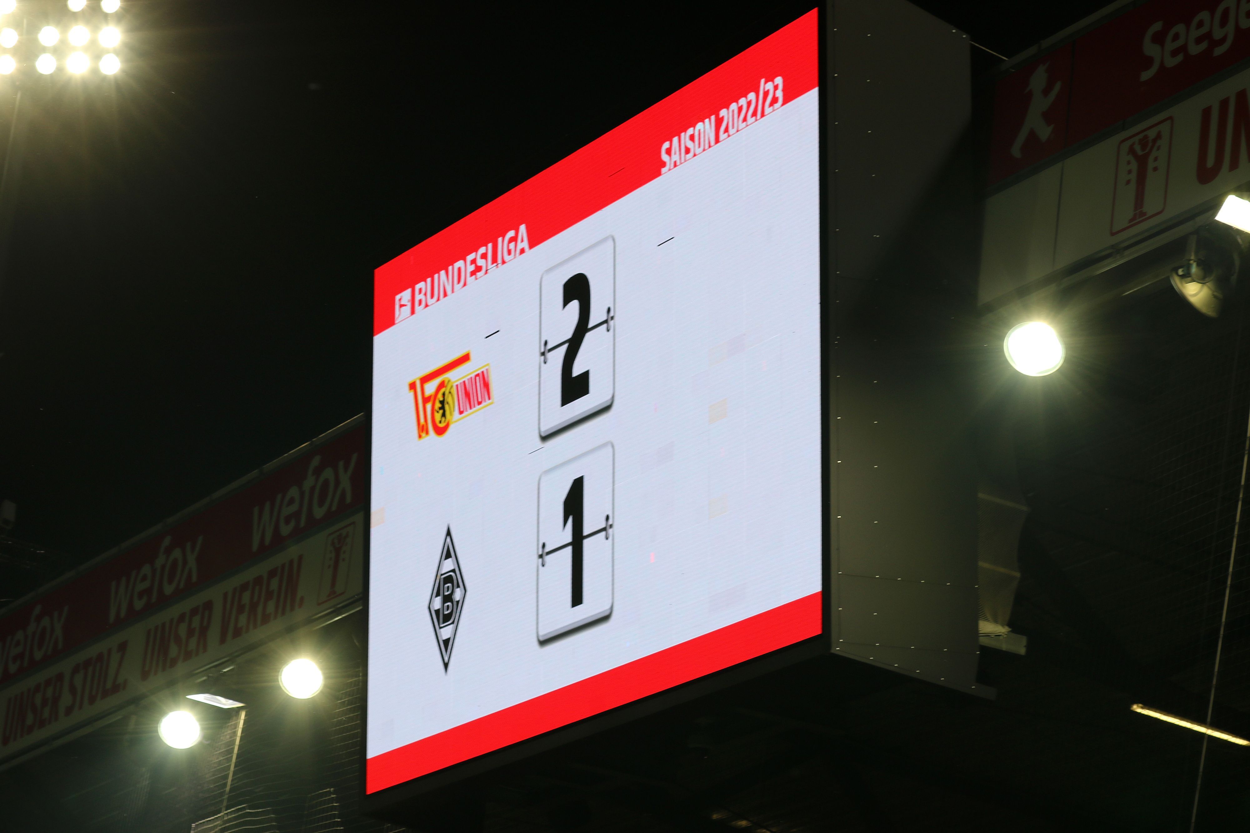 Die Anzeigetafel im Stadion An der Alten Försterei in Berlin zeigt den 2:1-Endstand des Bundesliga-Spiels Union Berlin gegen Borussia Mönchengladbach am 30. Oktober 2022.
