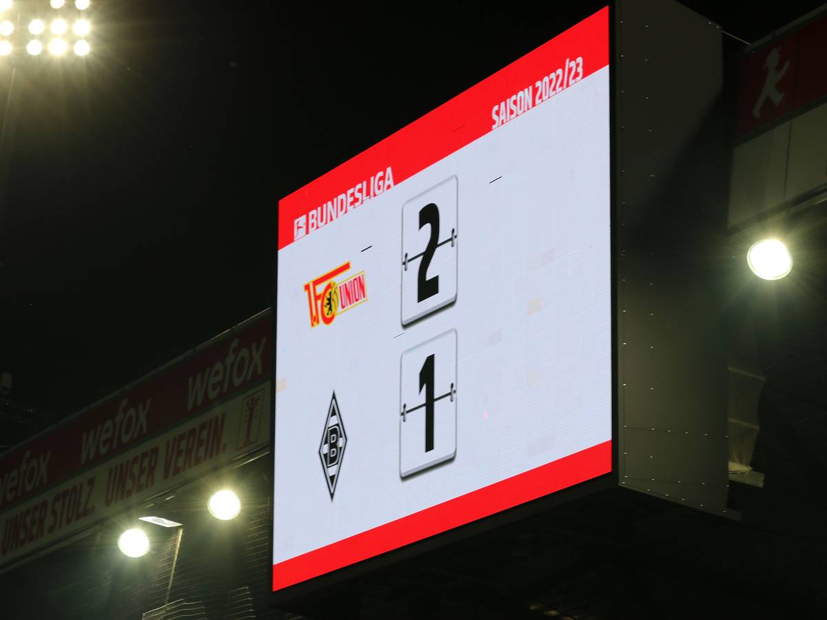 Die Anzeigetafel im Stadion An der Alten Försterei in Berlin zeigt den 2:1-Endstand des Bundesliga-Spiels Union Berlin gegen Borussia Mönchengladbach am 30. Oktober 2022.