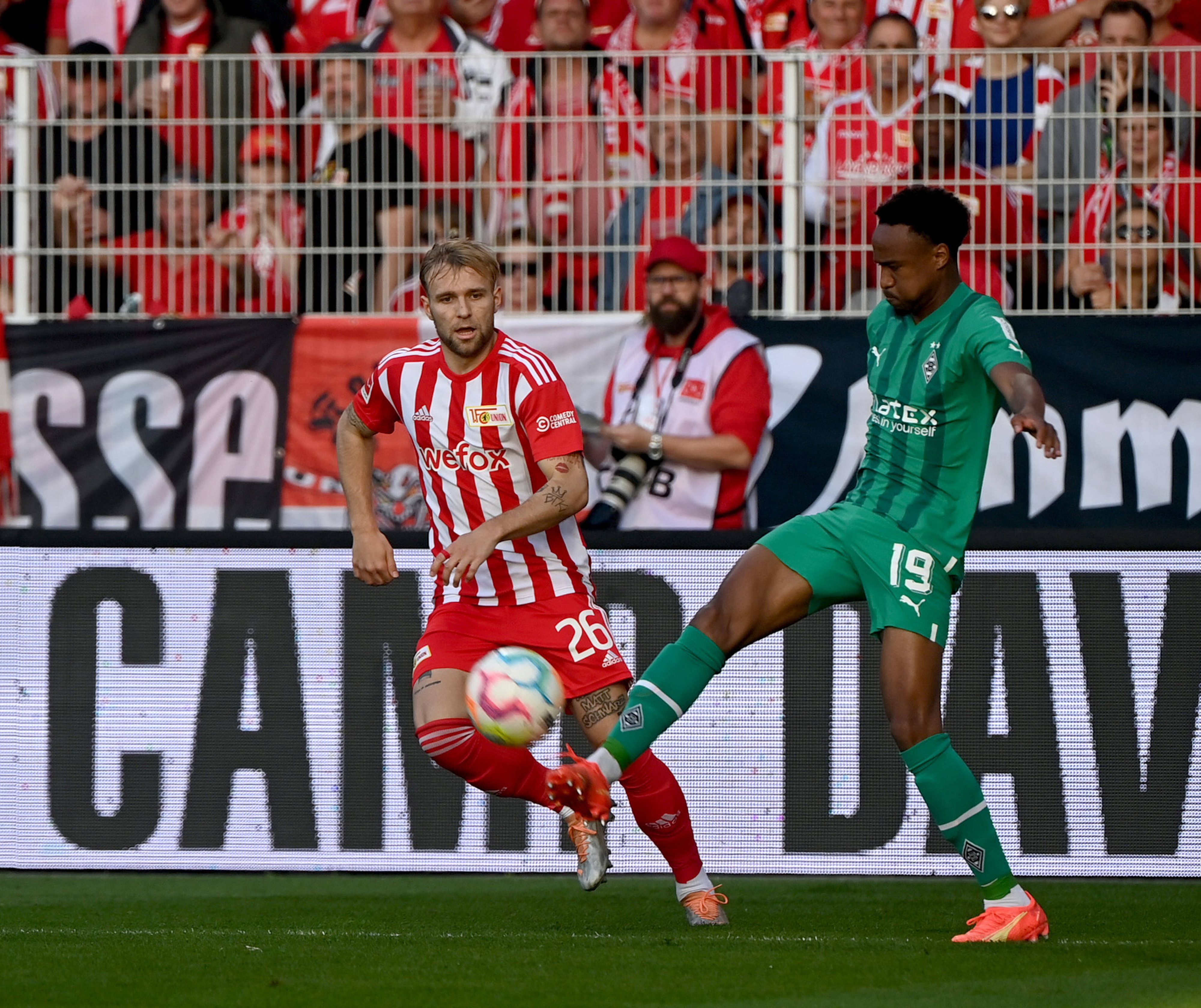 Nathan Ngoumou von Borussia Mönchengladbach (r.) am 30. Oktober 2022 im Zweikampf mit Tymoteusz Puchaz von Union Berlin.