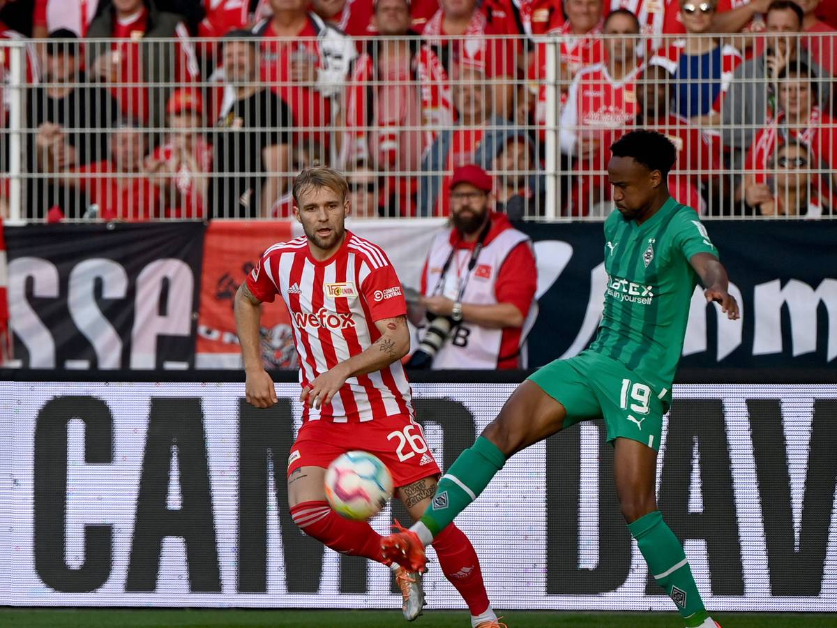 Nathan Ngoumou von Borussia Mönchengladbach (r.) am 30. Oktober 2022 im Zweikampf mit Tymoteusz Puchaz von Union Berlin.