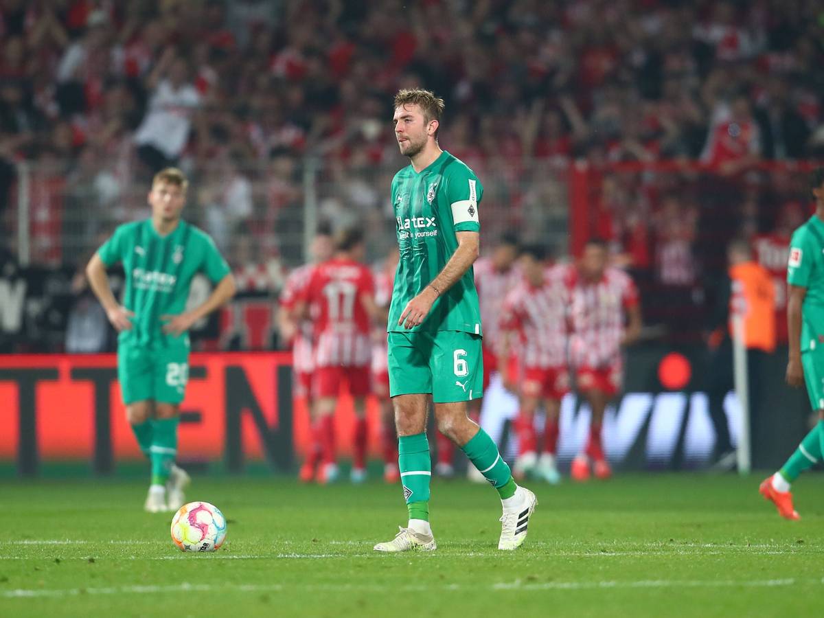 Frust bei Christoph Kramer von Borussia Mönchengladbach nach einem Gegentor im Spiel gegen Union Berlin am 30. Oktober 2022.