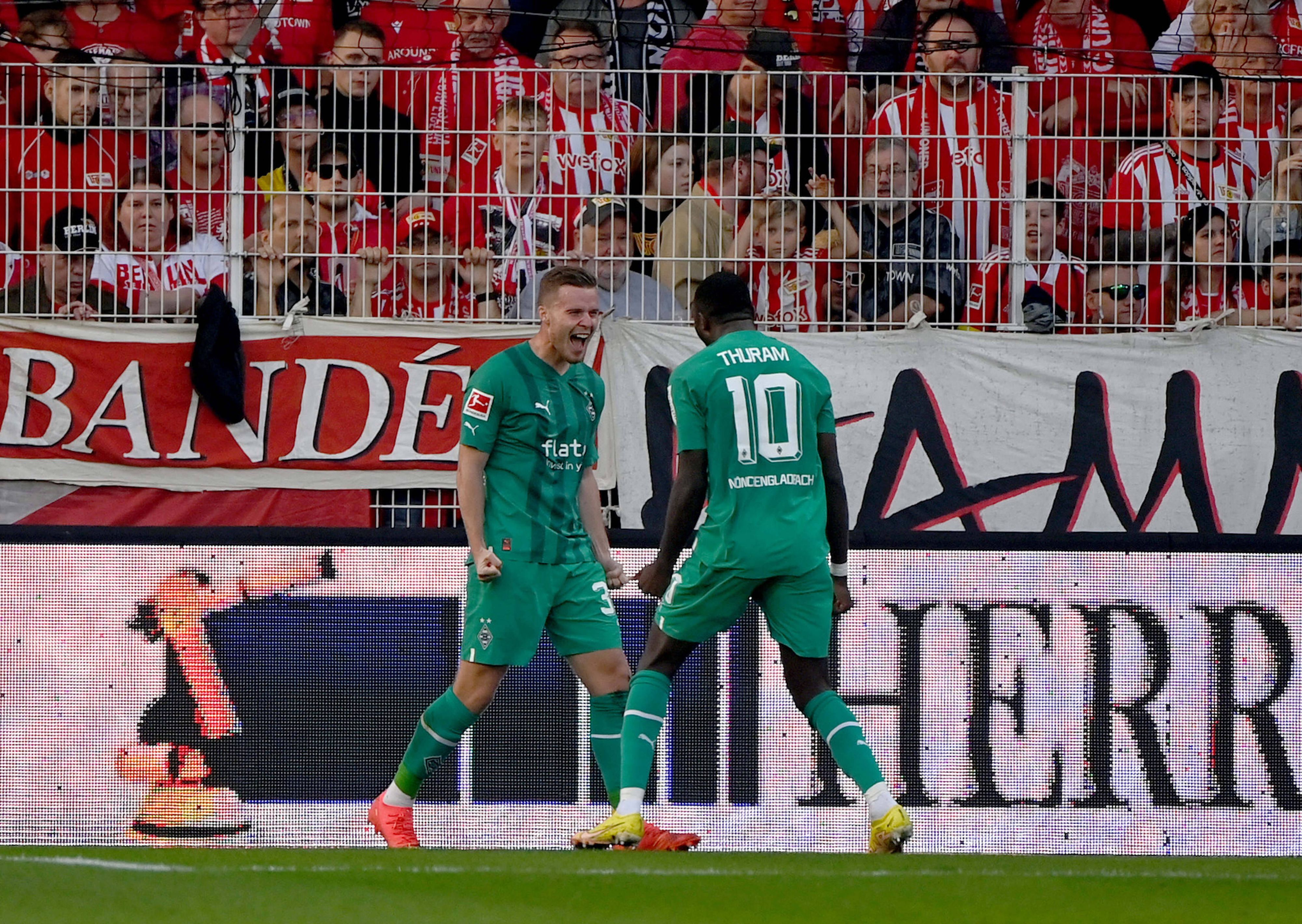 Nico Elvedi (l.) von Borussia Mönchengladbach bejubelt seinen Treffer zum zwischenzeitlichen 1:0 gegen Union Berlin am 30. Oktober 2022 mit Mitspieler Marcus Thuram.