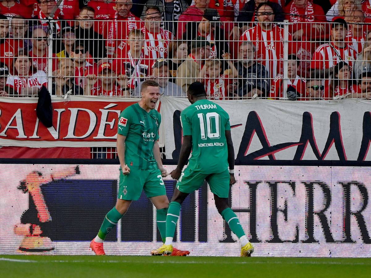 Nico Elvedi (l.) von Borussia Mönchengladbach bejubelt seinen Treffer zum zwischenzeitlichen 1:0 gegen Union Berlin am 30. Oktober 2022 mit Mitspieler Marcus Thuram.