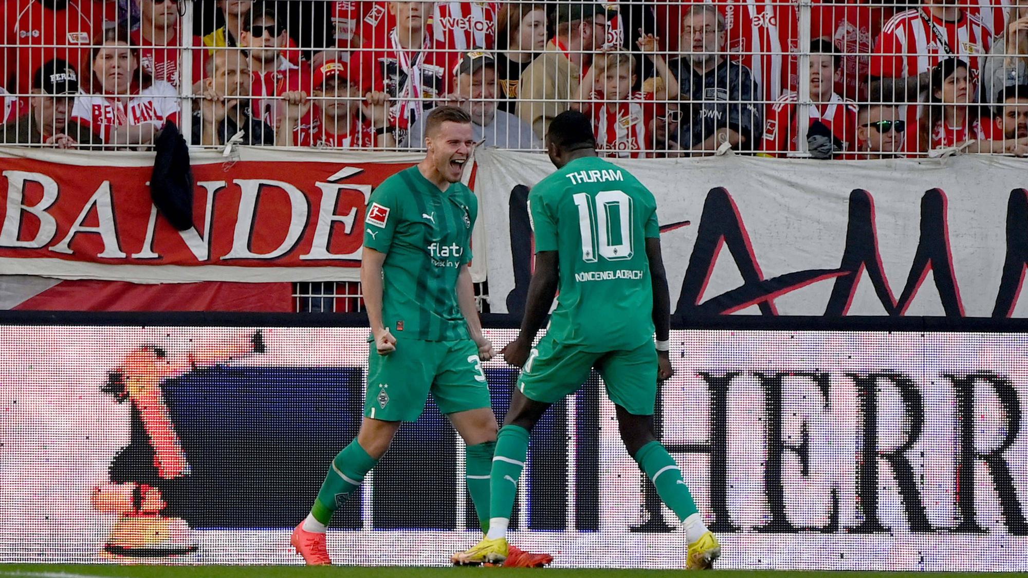 Nico Elvedi (l.) von Borussia Mönchengladbach bejubelt seinen Treffer zum zwischenzeitlichen 1:0 gegen Union Berlin am 30. Oktober 2022 mit Mitspieler Marcus Thuram.