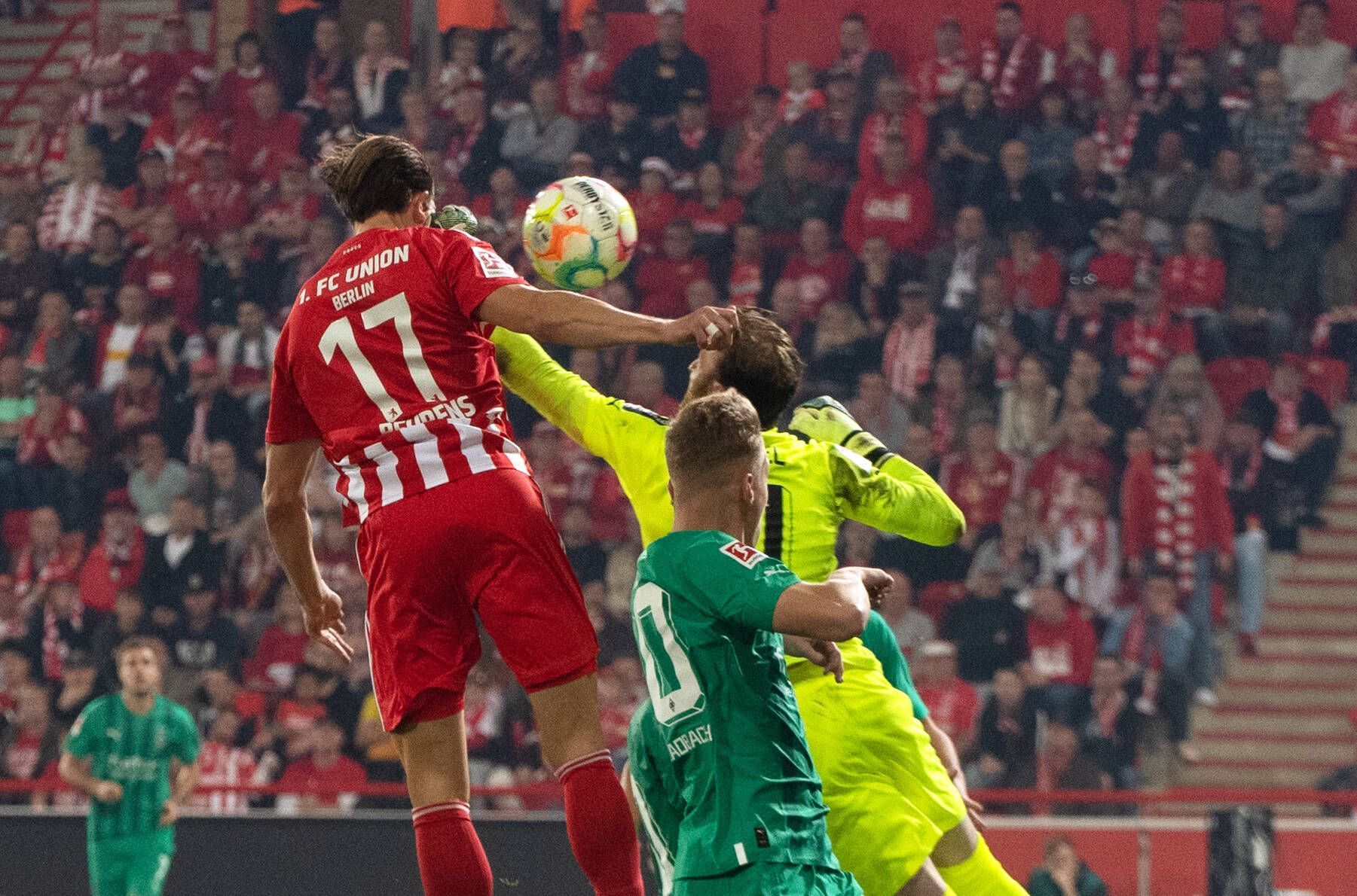 Tobias Sippel von Borussia Mönchengladbach faustet am Ball vorbei, Kevin Behrens von Union Berlin ist per Kopf zur Stelle und trifft zum zwischenzeitlichen 1:1. Aufgenommen wurde das Bild beim Bundesliga-Spiel am 30. Oktober 2022.