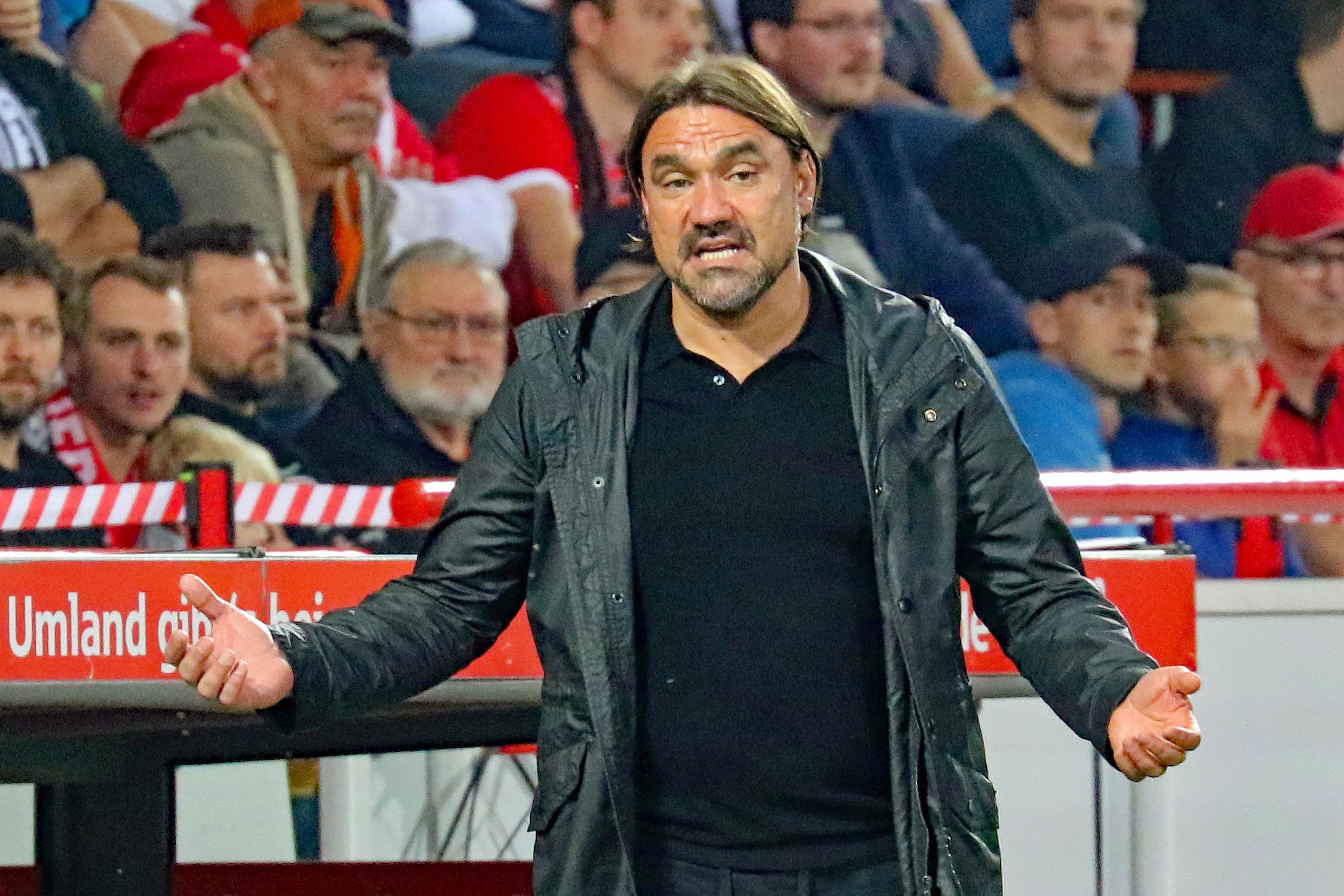 Trainer Daniel Farke schaut bei der Niederlage von Borussia Mönchengladbach bei Union Berlin am 30. Oktober 2022 konsterniert drein. Er macht eine Geste und breitet die Arme aus.