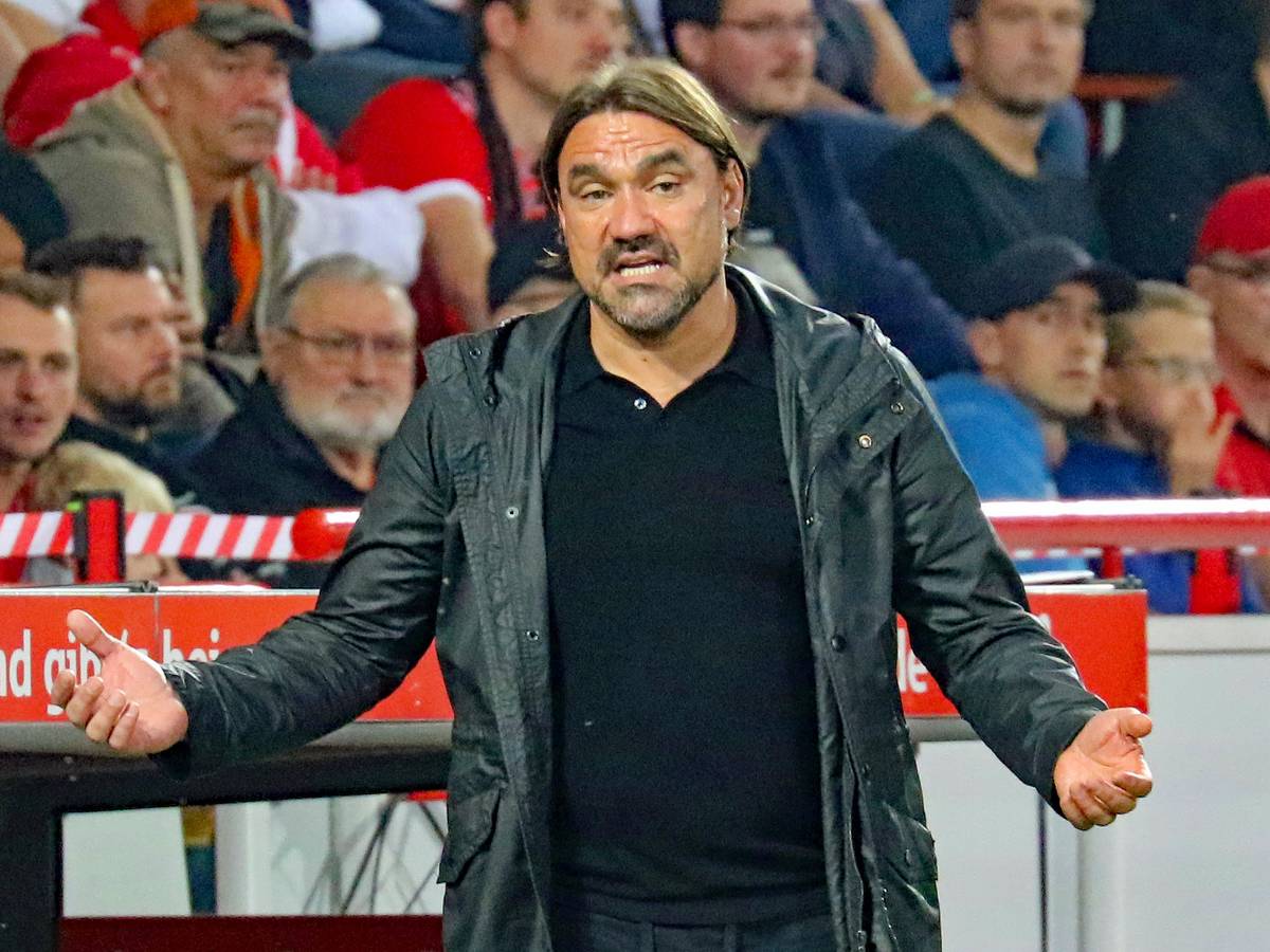 Trainer Daniel Farke schaut bei der Niederlage von Borussia Mönchengladbach bei Union Berlin am 30. Oktober 2022 konsterniert drein. Er macht eine Geste und breitet die Arme aus.