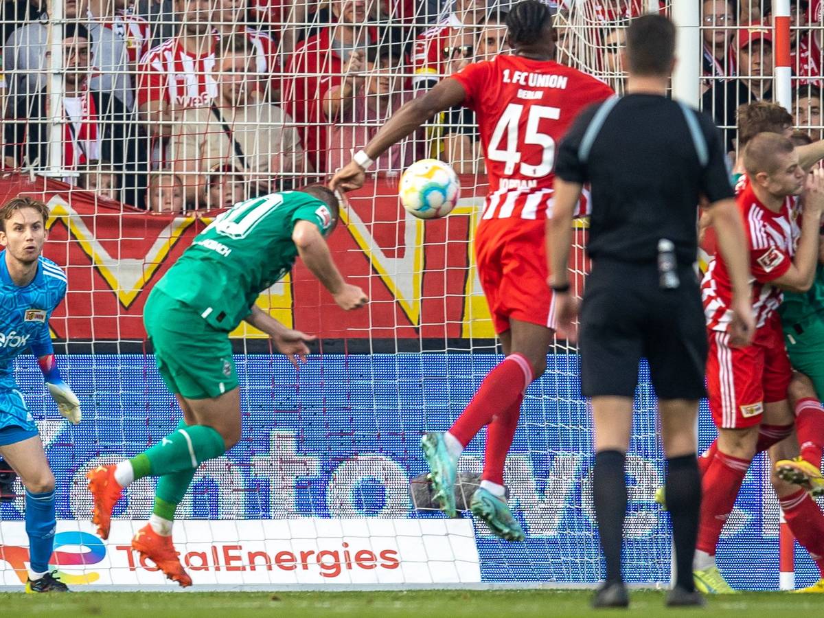 Gladbach-Verteidiger Nico Elvedi köpft in dieser Szene Borussia Mönchengladbach am Sonntag (30. Oktober 2022) bei Union Berlin in Führung. Der Ball fliegt ins Toreck.