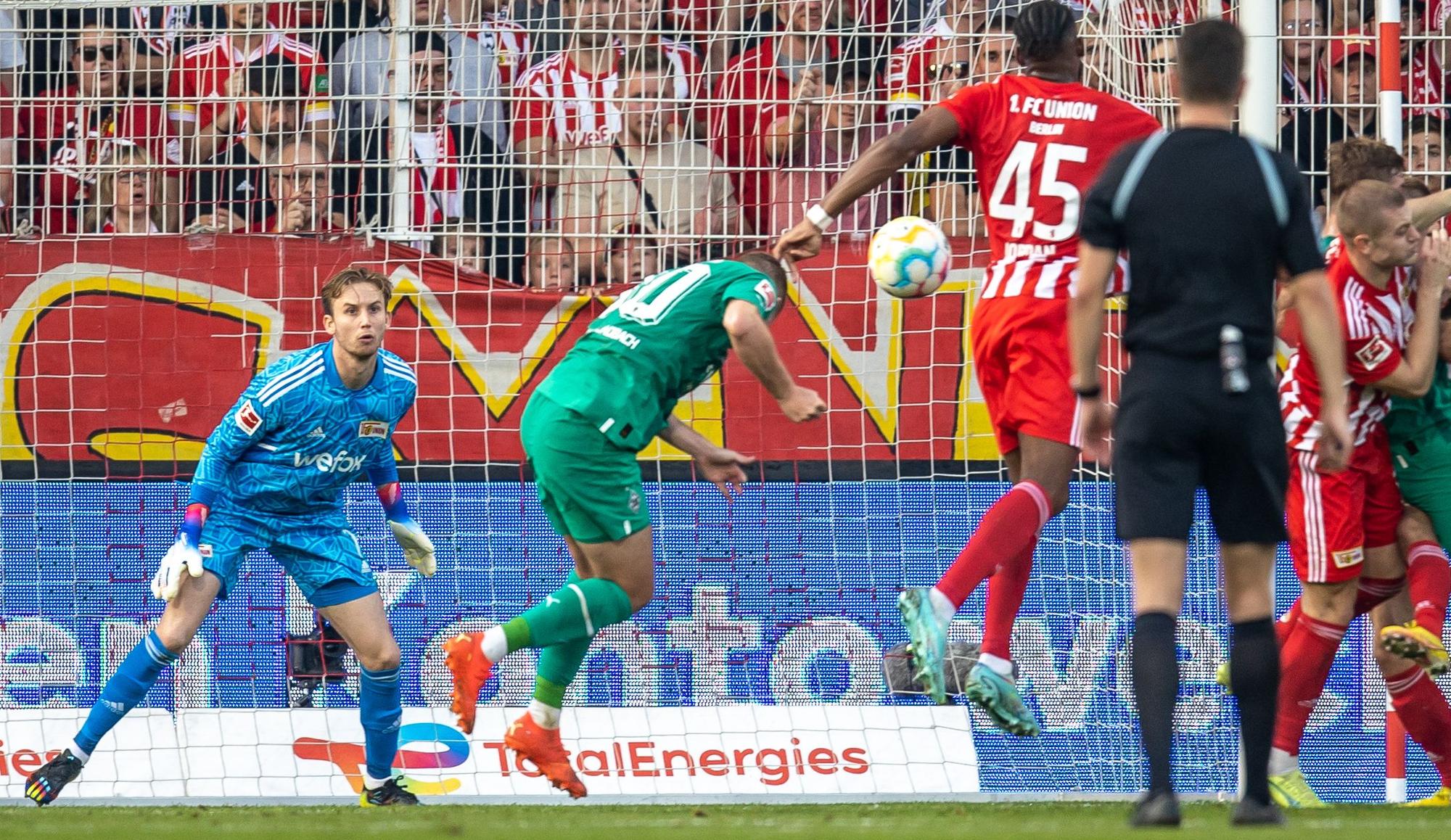 Gladbach-Verteidiger Nico Elvedi köpft in dieser Szene Borussia Mönchengladbach am Sonntag (30. Oktober 2022) bei Union Berlin in Führung. Der Ball fliegt ins Toreck.