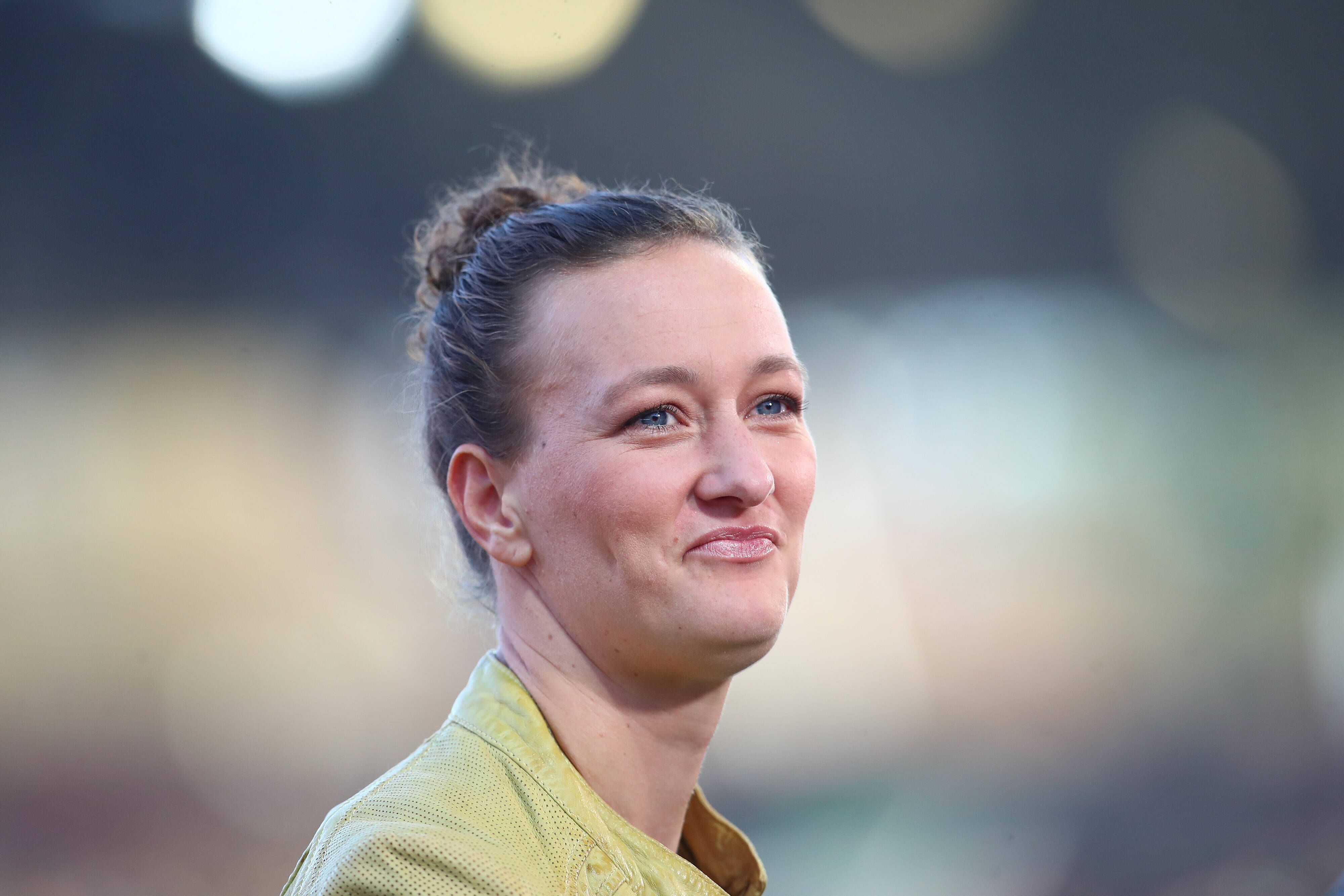 Almuth Schult, Fußball-Torhüterin und TV-Expertin, lächelt bei ihrem Einsatz für DAZN beim Spiel Union Berlin gegen Borussia Mönchengladbach am 30. Oktober 2022.