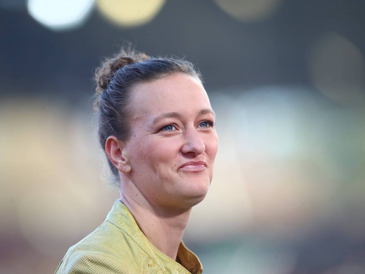 Almuth Schult, Fußball-Torhüterin und TV-Expertin, lächelt bei ihrem Einsatz für DAZN beim Spiel Union Berlin gegen Borussia Mönchengladbach am 30. Oktober 2022.