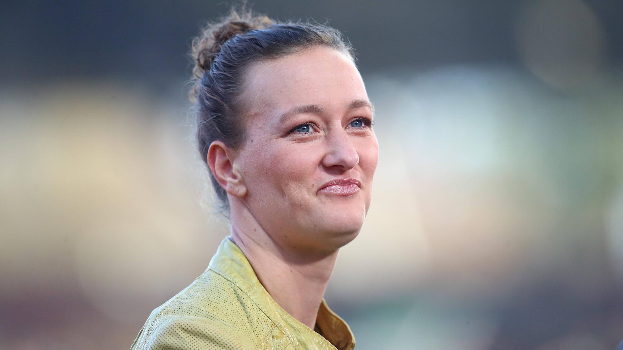 Almuth Schult, Fußball-Torhüterin und TV-Expertin, lächelt bei ihrem Einsatz für DAZN beim Spiel Union Berlin gegen Borussia Mönchengladbach am 30. Oktober 2022.