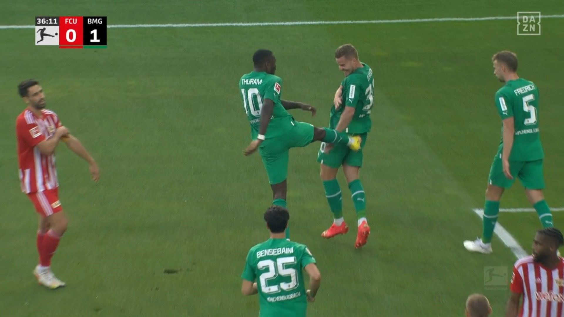 Marcus Thuram (Nr. 10) tritt Nico Elvedi in den Hintern, nachdem dieser am 30. Oktober 2022 das zwischenzeitliche 1:0 für Borussia Mönchengladbach gegen Union Berlin erzielt hatte.
