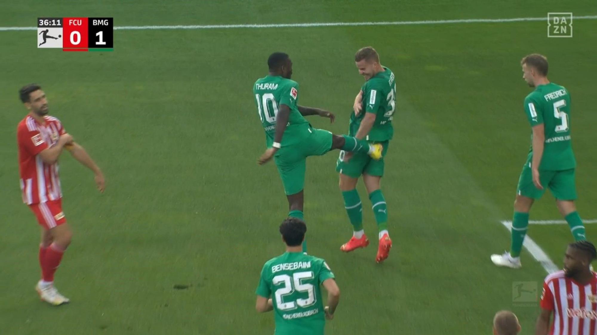 Marcus Thuram (Nr. 10) tritt Nico Elvedi in den Hintern, nachdem dieser am 30. Oktober 2022 das zwischenzeitliche 1:0 für Borussia Mönchengladbach gegen Union Berlin erzielt hatte.