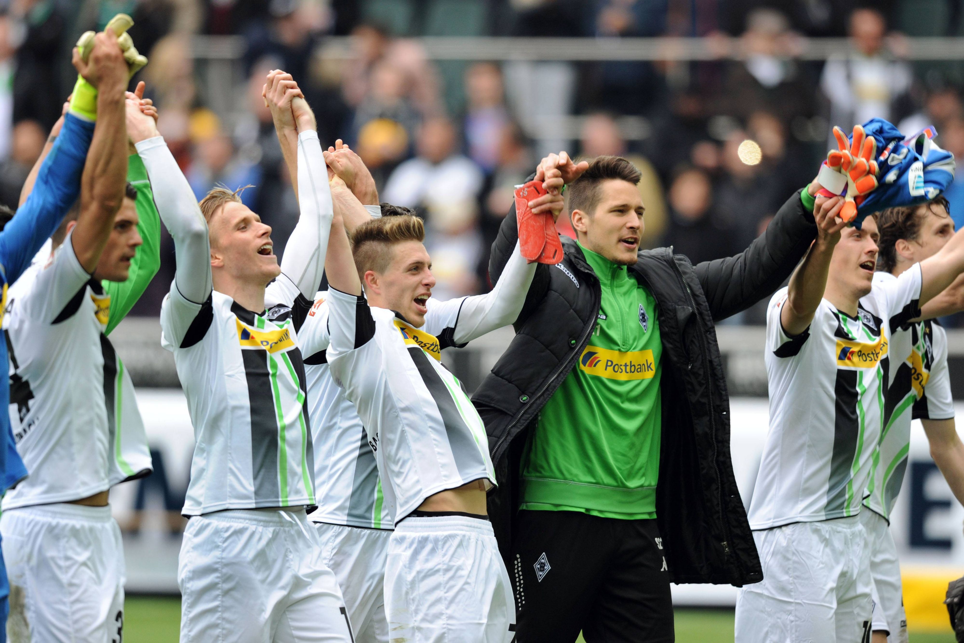 Jubel bei den Spielern von Borussia Mönchengladbach: vor der Nordkurve: Granit Xhaka, Oscar Wendt, Patrick Herrmann, Janis Blaswich, Max Kruse und Roel Brouwers (v.l.) feiern den Sieg gegen Borussia Dortmund am 11. April 2015 mit den Fans.
