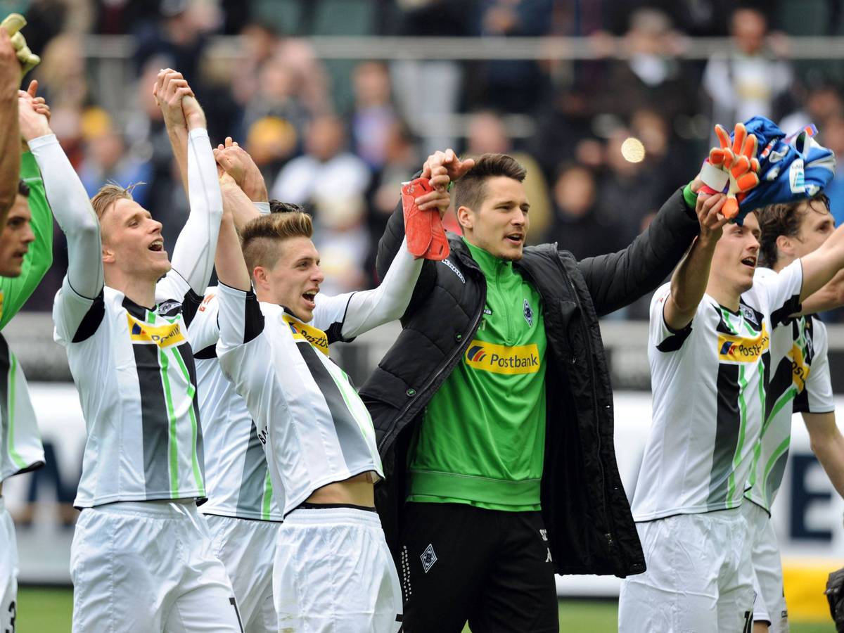 Jubel bei den Spielern von Borussia Mönchengladbach: vor der Nordkurve: Granit Xhaka, Oscar Wendt, Patrick Herrmann, Janis Blaswich, Max Kruse und Roel Brouwers (v.l.) feiern den Sieg gegen Borussia Dortmund am 11. April 2015 mit den Fans.