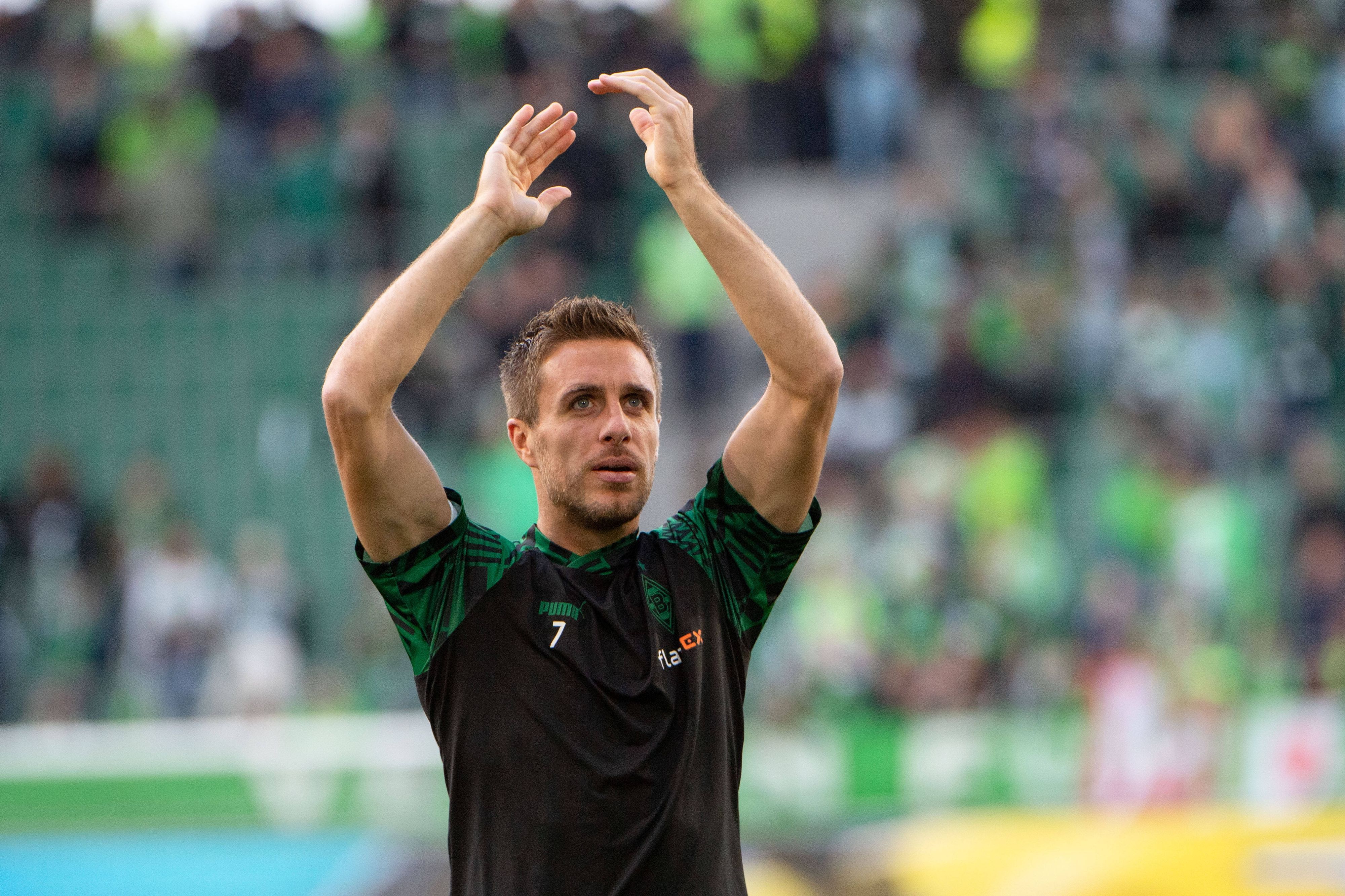 Klatschen für die Fans! Patrick Herrmann von Borussia Mönchengladbach begrüßt die mitgereisten Fans vor dem Auswärtsspiel beim VfL Wolfsburg am 15. Oktober 2022.