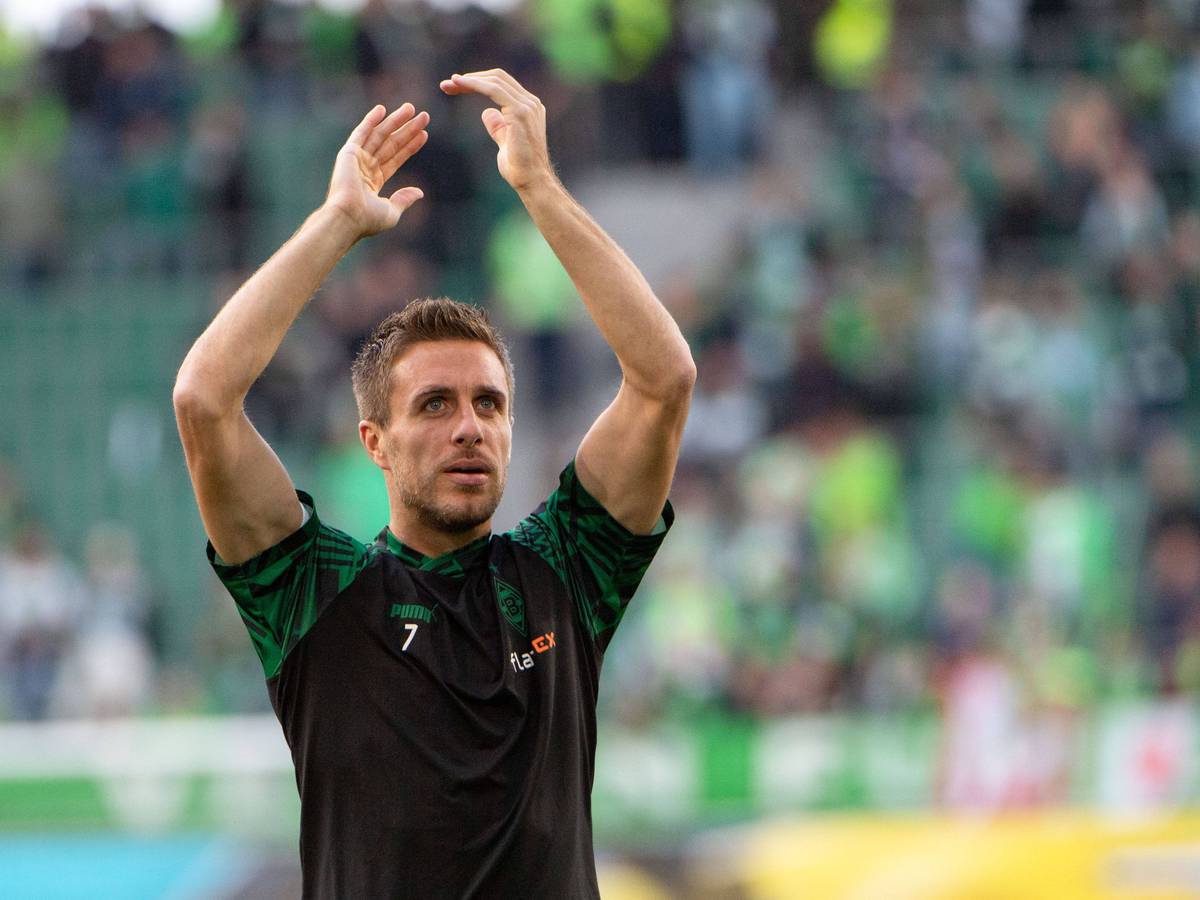 Klatschen für die Fans! Patrick Herrmann von Borussia Mönchengladbach begrüßt die mitgereisten Fans vor dem Auswärtsspiel beim VfL Wolfsburg am 15. Oktober 2022.