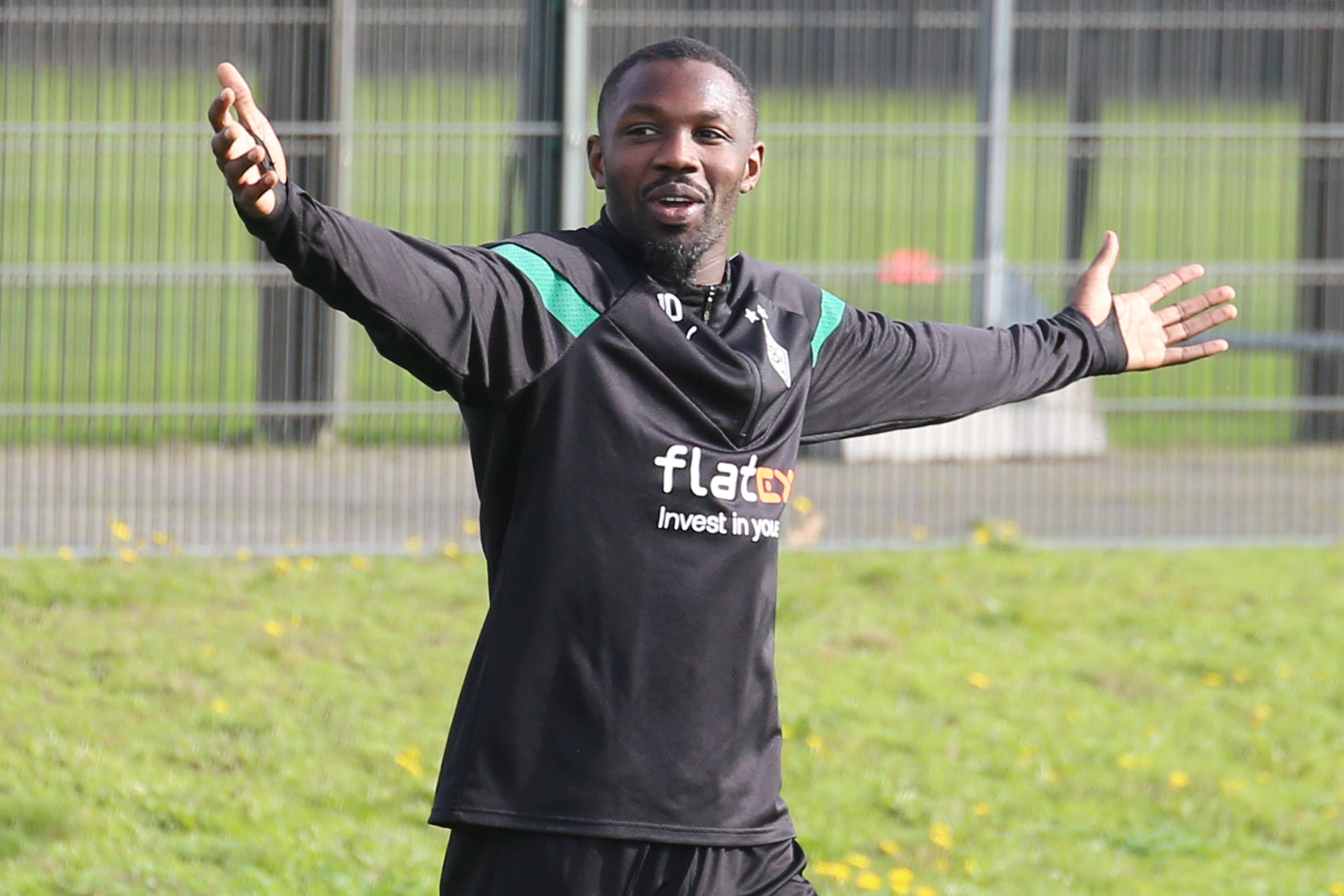 Marcus Thuram gestikuliert beim Mannschaftstraining von Borussia Mönchengladbach am Borussia-Park. Aufgenommen wurde das Foto am 28. Oktober 2022.
