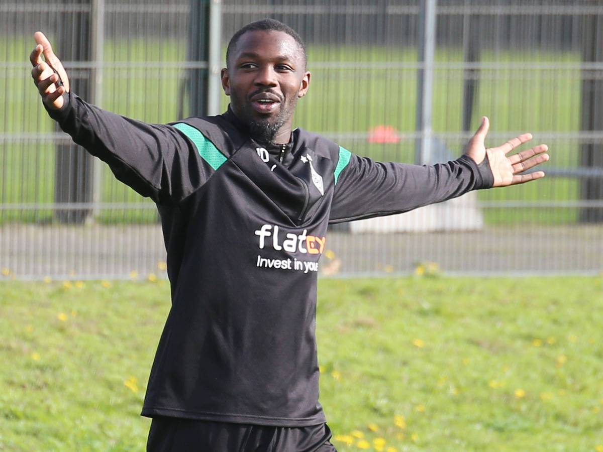 Marcus Thuram gestikuliert beim Mannschaftstraining von Borussia Mönchengladbach am Borussia-Park. Aufgenommen wurde das Foto am 28. Oktober 2022.