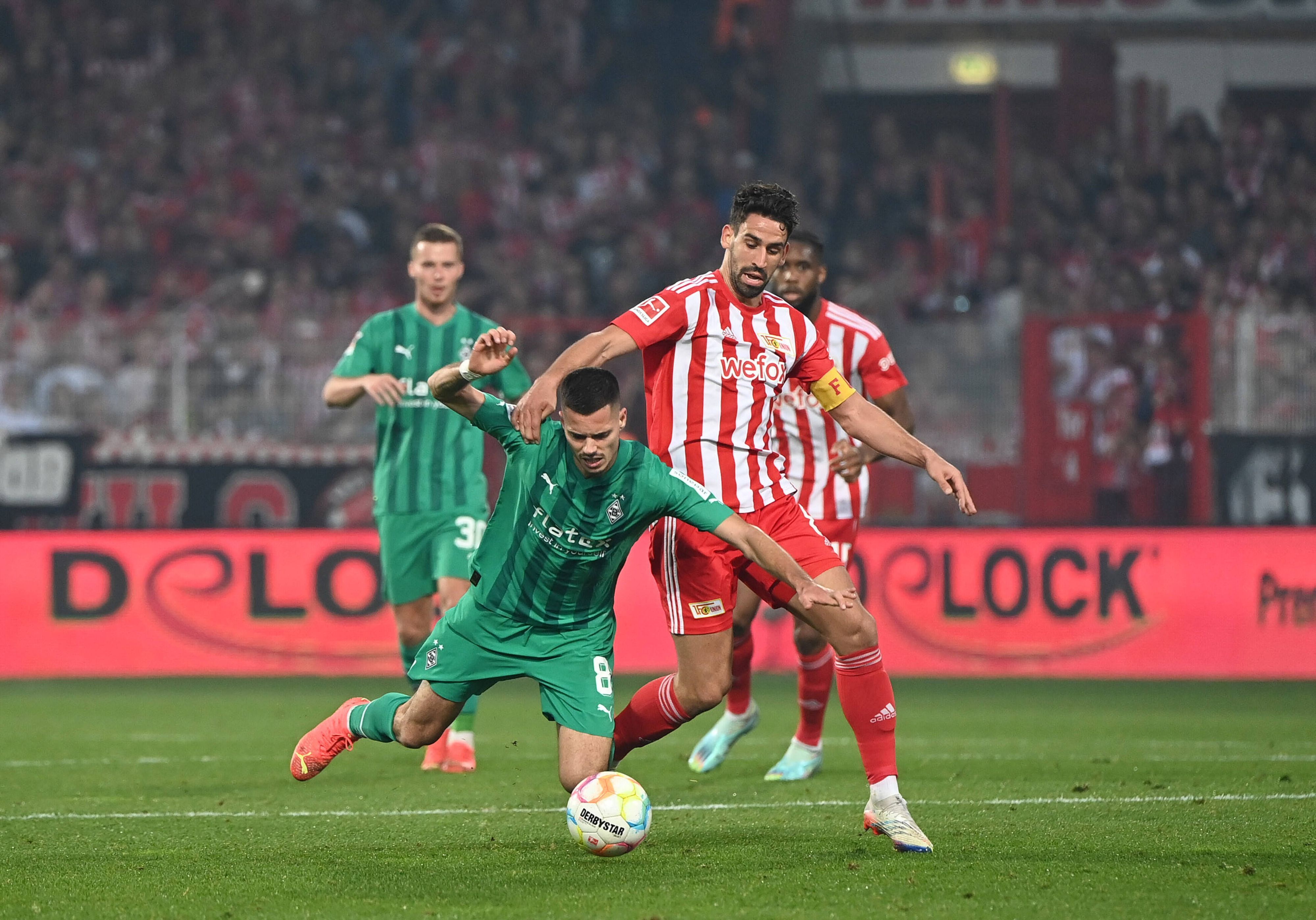 Julian Weigl von Borussia Mönchengladbach geht im Spiel bei Union Berlin am 30. Oktober 2022 zu Boden. Sein Gegenspieler ist Rani Khedira von Union Berlin.