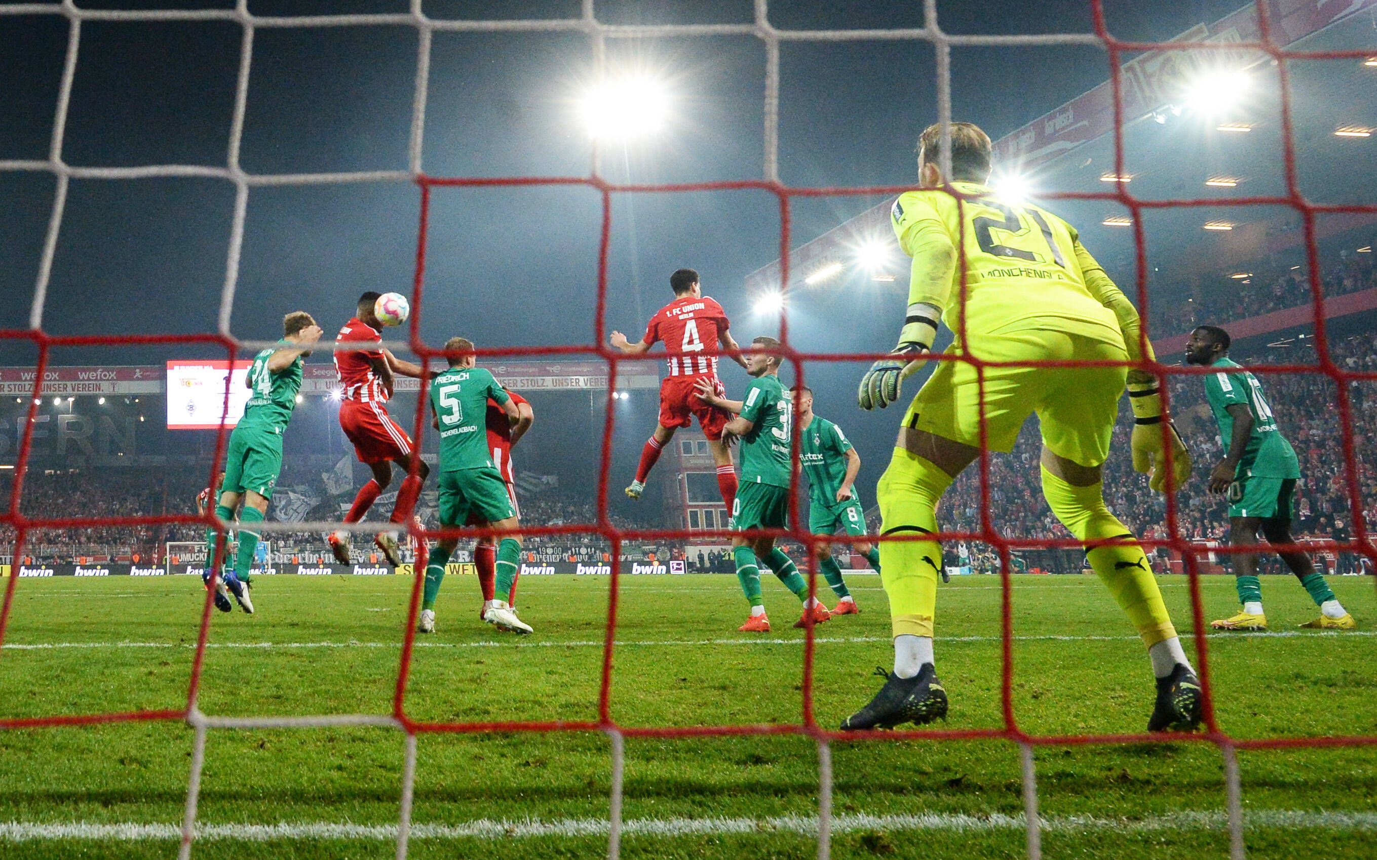 Danilho Doekhi (2. v. l.) erzielt nach einer Ecke per Kopf das 2:1 für Union Berlin gegen Borussia Mönchengladbach am 30. Oktober 2022. Tony Jantschke (l.) kann ihn nicht entscheidend stören.