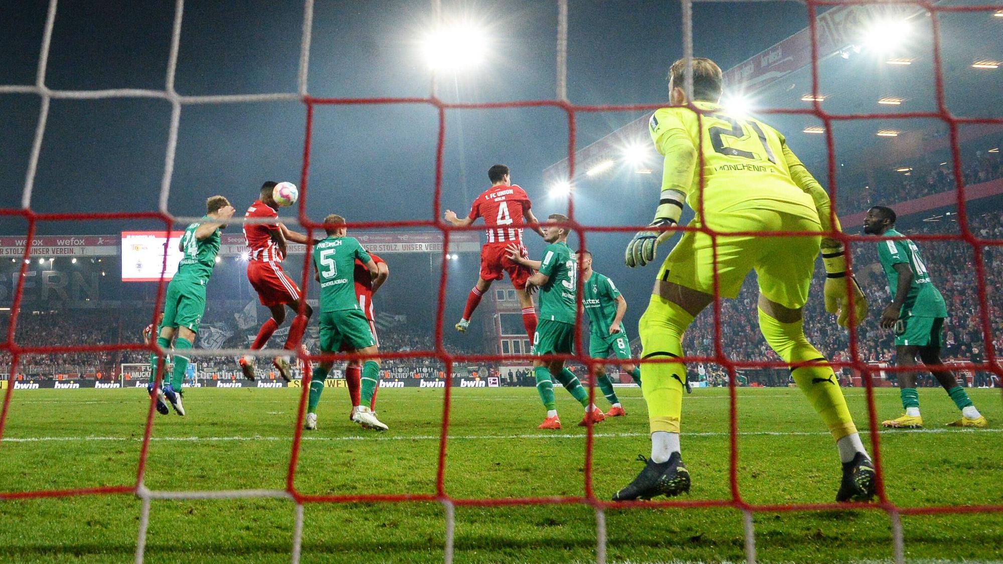 Danilho Doekhi (2. v. l.) erzielt nach einer Ecke per Kopf das 2:1 für Union Berlin gegen Borussia Mönchengladbach am 30. Oktober 2022. Tony Jantschke (l.) kann ihn nicht entscheidend stören.