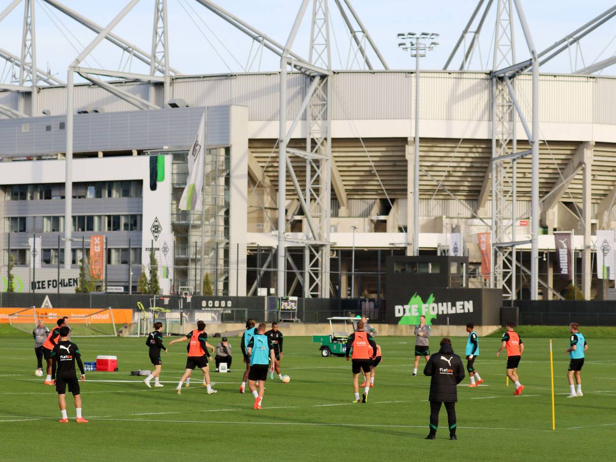 Die Mannschaft von Borussia Mönchengladbach beim Training am 26. Oktober 2022 im Borussia-Park. Im Hintergrund ist das Stadion im Borussia-Park zu sehen, im Vordergrund trainieren die Spieler auf dem Trainingsplatz.