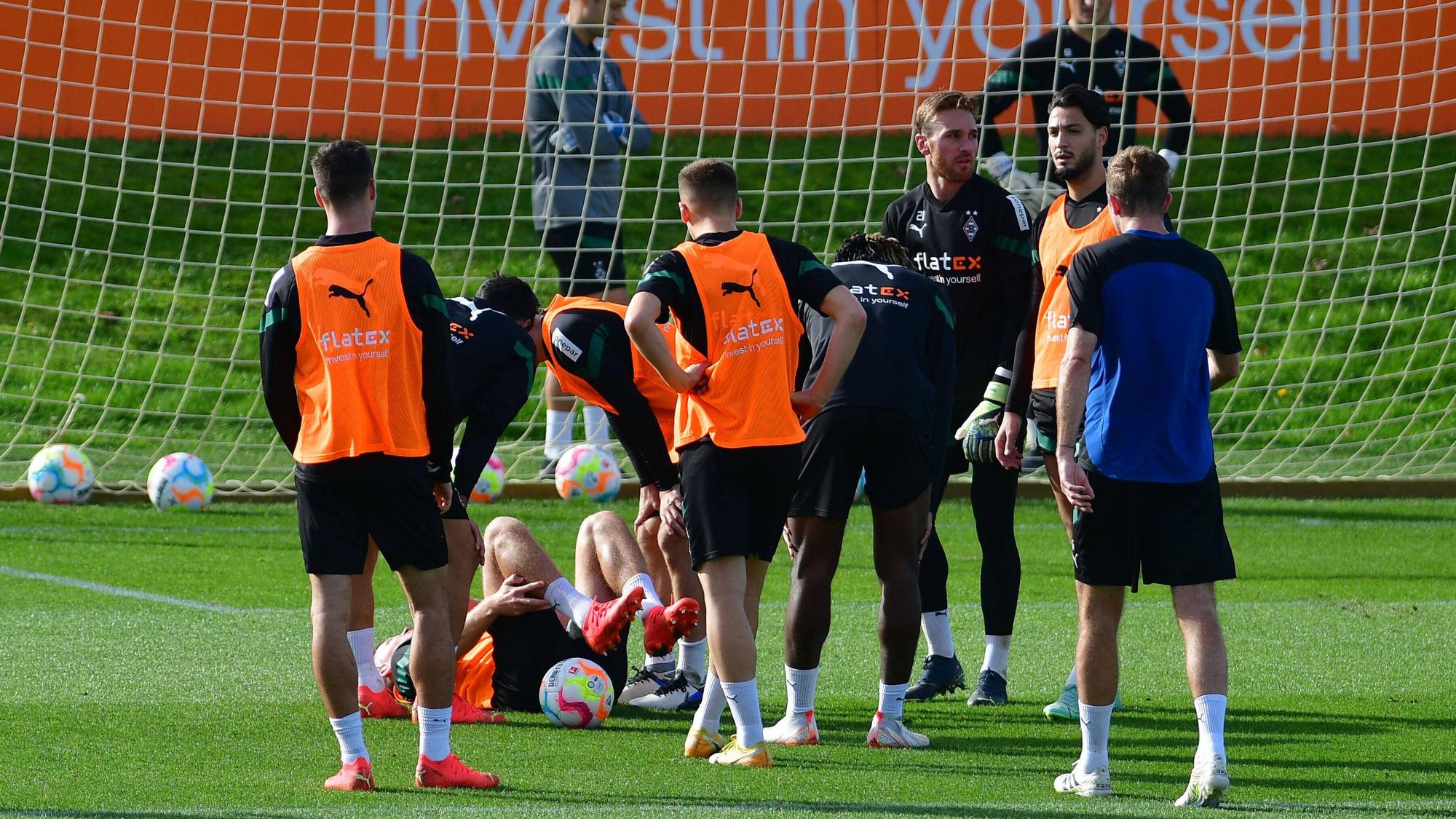 Beim Training am 27. Oktober 2022 knickt Nico Elvedi (liegend) um und hält sich das rechte Sprunggelenk. Seine Mitspieler umringen ihn besorgt.