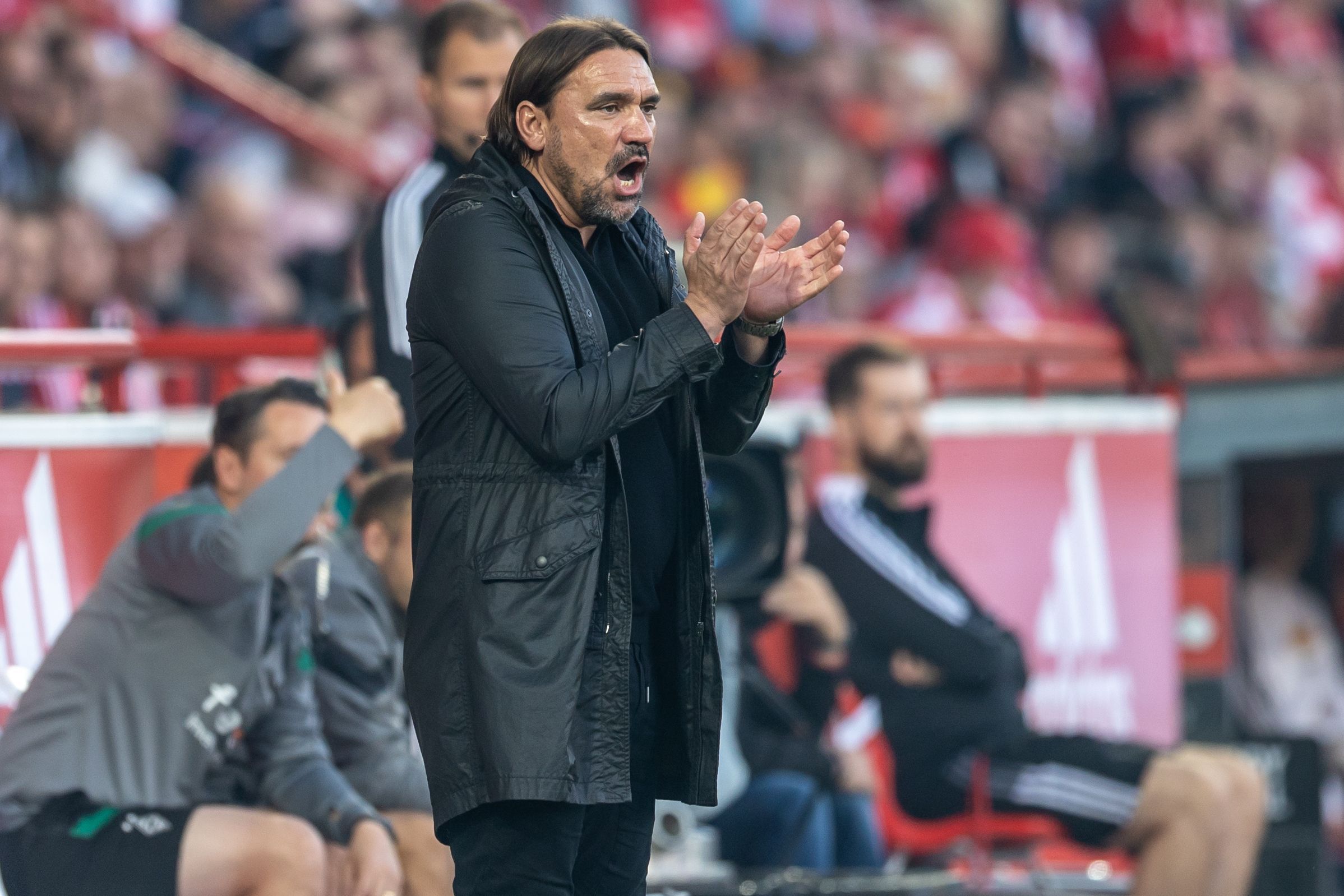 Daniel Farke, Trainer von Fußball-Bundesligist Borussia Mönchengladbach, klatscht in die Hände. Hier zu sehen am 30. Oktober 2022 im Stadion An der Alten Försterei von Union Berlin. Farke ruft seiner Mannschaft etwas zu.