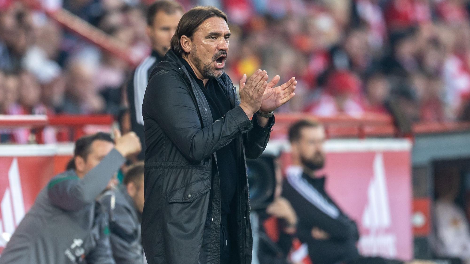 Daniel Farke, Trainer von Fußball-Bundesligist Borussia Mönchengladbach, klatscht in die Hände. Hier zu sehen am 30. Oktober 2022 im Stadion An der Alten Försterei von Union Berlin. Farke ruft seiner Mannschaft etwas zu.