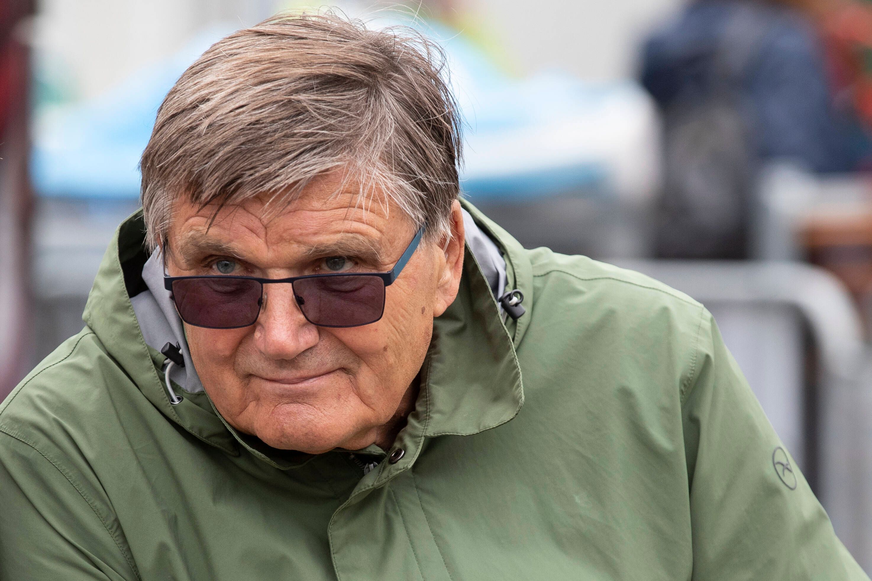 Hans Meyer, hier zu sehen am 8. Juli 2022 in Rottach-Egern, ist aktuell Präsidiumsmitglied bei Fußball-Bundesligist Borussia Mönchengladbach. Am Donnerstag (3. November) feiert der Ex-Trainer seinen 80. Geburtstag. Meyer blickt nach vorne, er trägt eine Sonnenbrille.