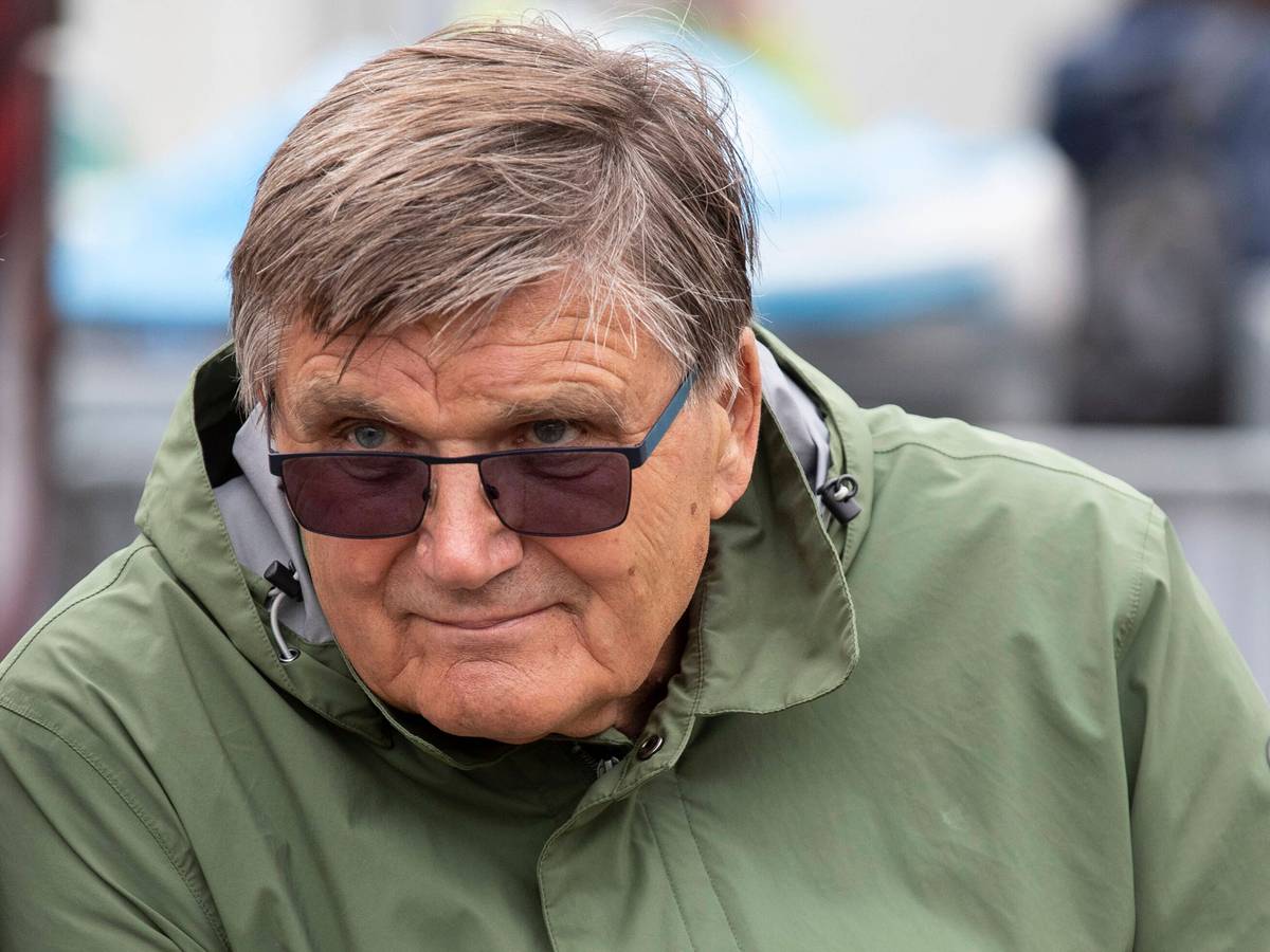 Hans Meyer, hier zu sehen am 8. Juli 2022 in Rottach-Egern, ist aktuell Präsidiumsmitglied bei Fußball-Bundesligist Borussia Mönchengladbach. Am Donnerstag (3. November) feiert der Ex-Trainer seinen 80. Geburtstag. Meyer blickt nach vorne, er trägt eine Sonnenbrille.