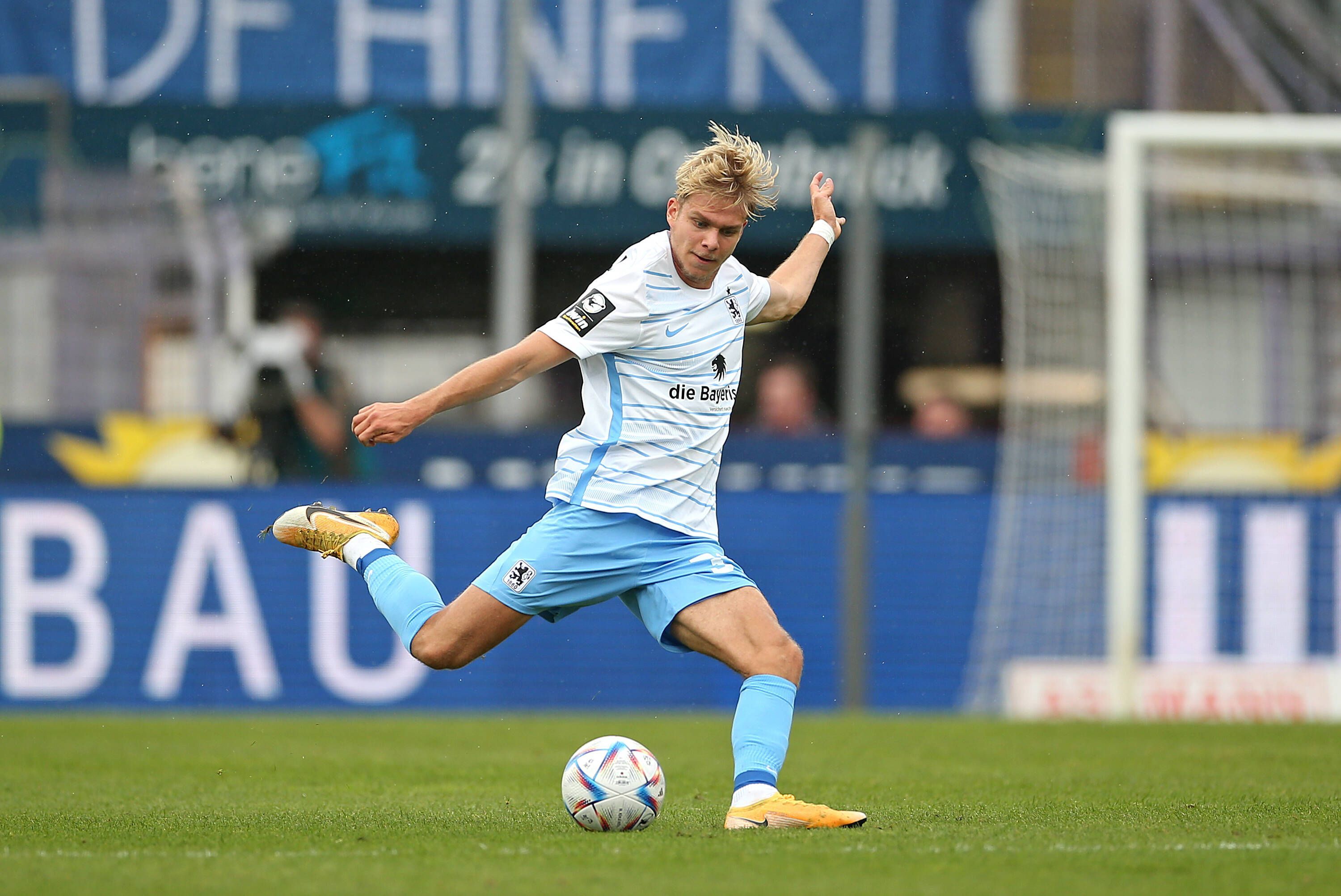 Leandro Morgalla von der TSV 1860 München, hier am 15. Oktober 2022 beim Spiel gegen den VfL Osnabrück an der Bremer Brücke, soll bei Borussia Mönchengladbach und Eintracht Frankfurt hoch im Kurs stehen. Das Foto zeigt ihn beim Schuss.
