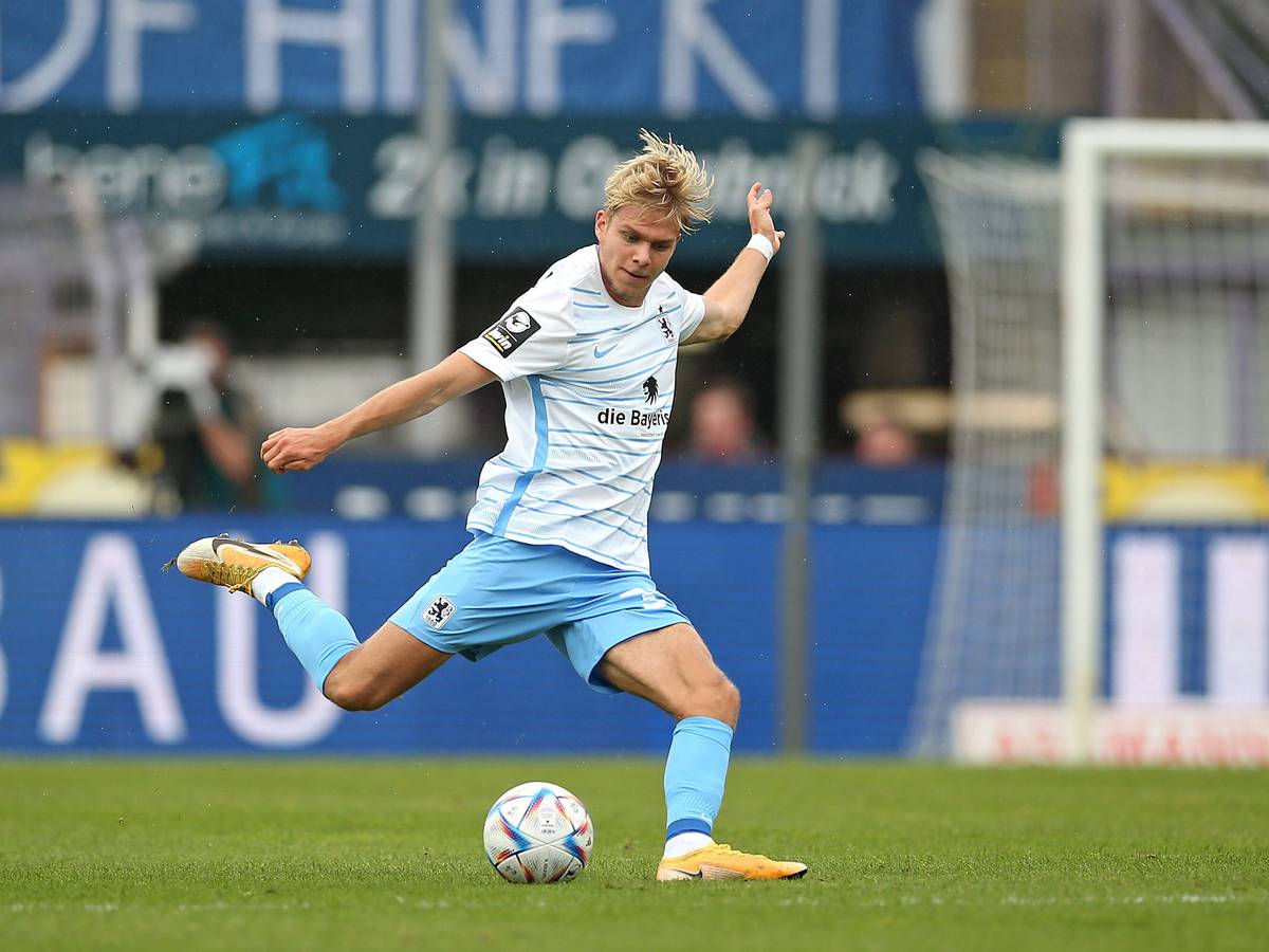 Leandro Morgalla von der TSV 1860 München, hier am 15. Oktober 2022 beim Spiel gegen den VfL Osnabrück an der Bremer Brücke, soll bei Borussia Mönchengladbach und Eintracht Frankfurt hoch im Kurs stehen. Das Foto zeigt ihn beim Schuss.