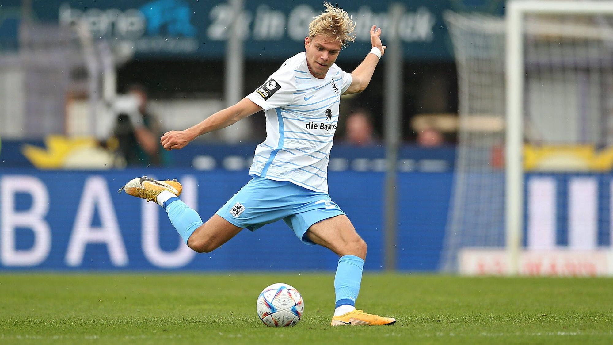 Leandro Morgalla von der TSV 1860 München, hier am 15. Oktober 2022 beim Spiel gegen den VfL Osnabrück an der Bremer Brücke, soll bei Borussia Mönchengladbach und Eintracht Frankfurt hoch im Kurs stehen. Das Foto zeigt ihn beim Schuss.