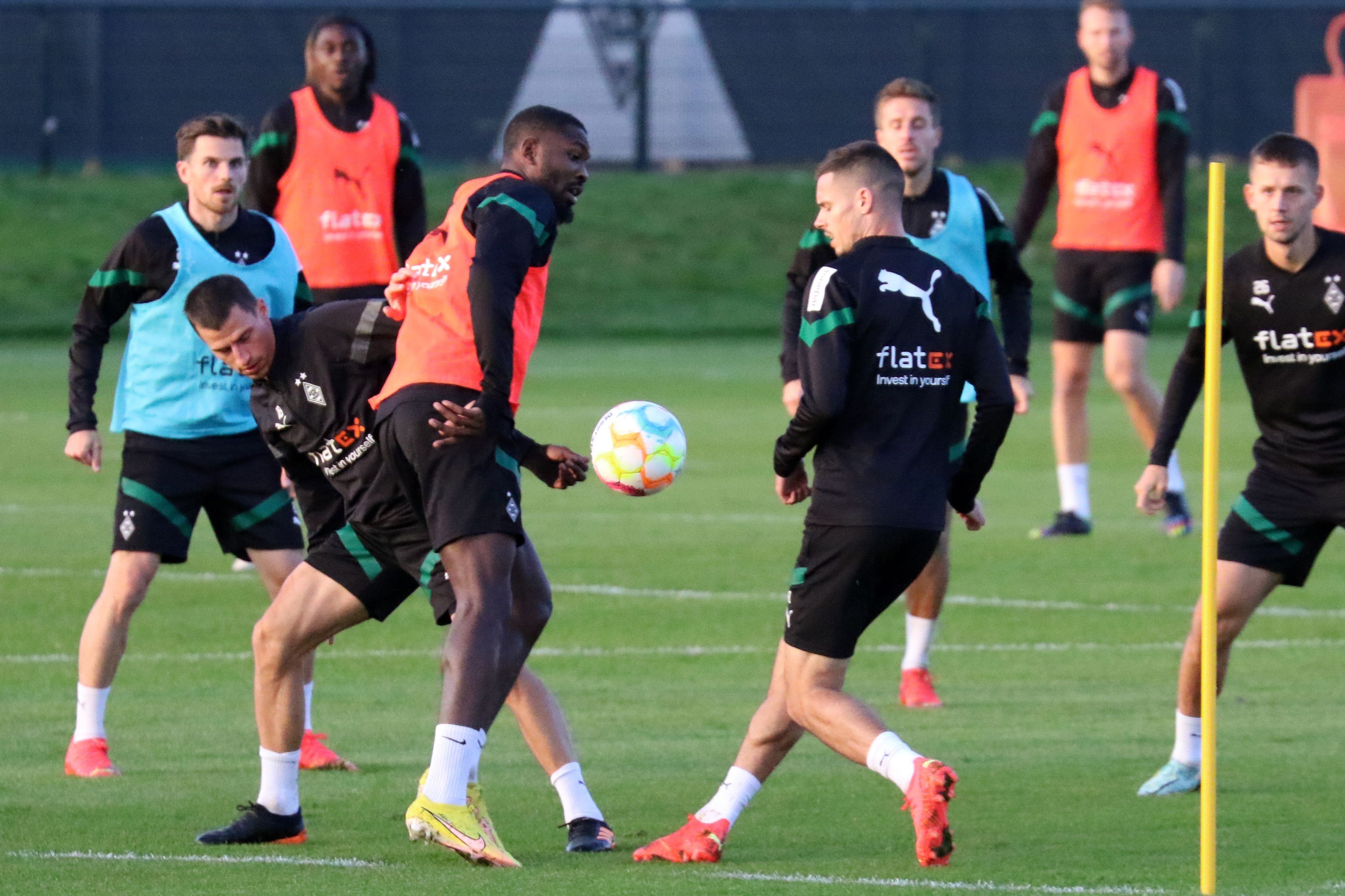 Jonas Hofmann (hinten links) und Stefan Lainer (davor links) wirkten nach ihren Ausfällen am Mittwoch (2. November 2022) wieder beim Training von Borussia Mönchengladbach mit.