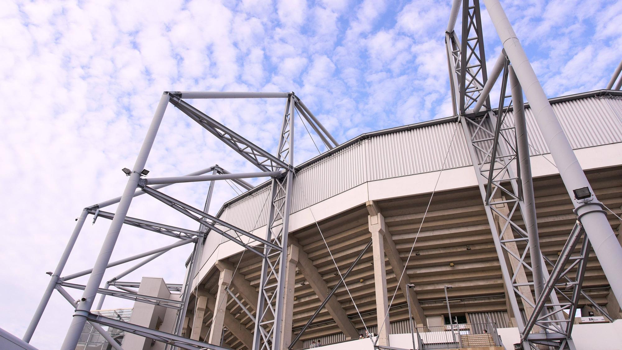 Der Borussia-Park, Stadion von Borussia Mönchengladbach, hier am 13. August 2021 von außen betrachtet, wird zukünftig nur nach an Spieltagen abends beleuchtet werden. Grund dafür ist die derzeitige Energiekrise.