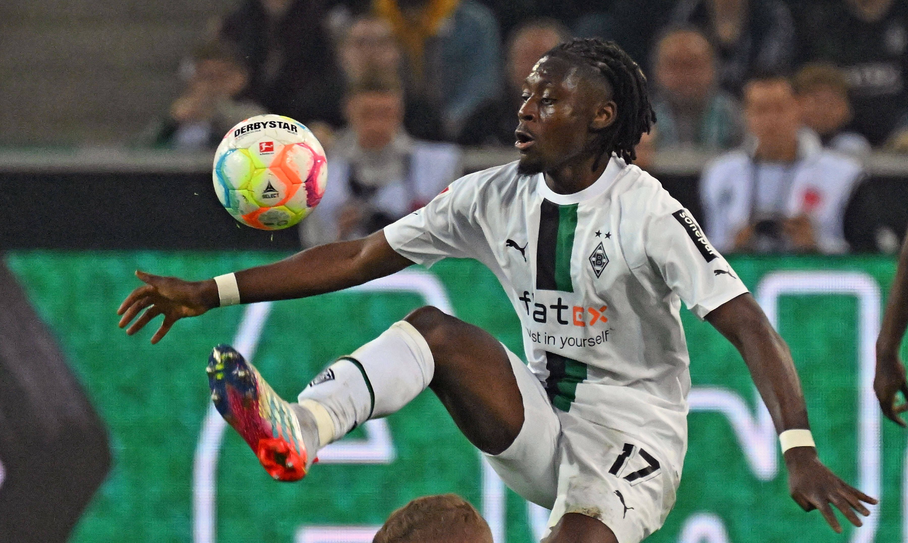 Manu Koné von Borussia Mönchengladbach, hier beim Bundesliga-Spiel gegen Eintracht Frankfurt am 22. Oktober 2022, könnte in Zukunft bei den Fohlen einen Transfer-Rekord brechen. Das Foto zeigt ihn bei der artistischen Ballannahme.