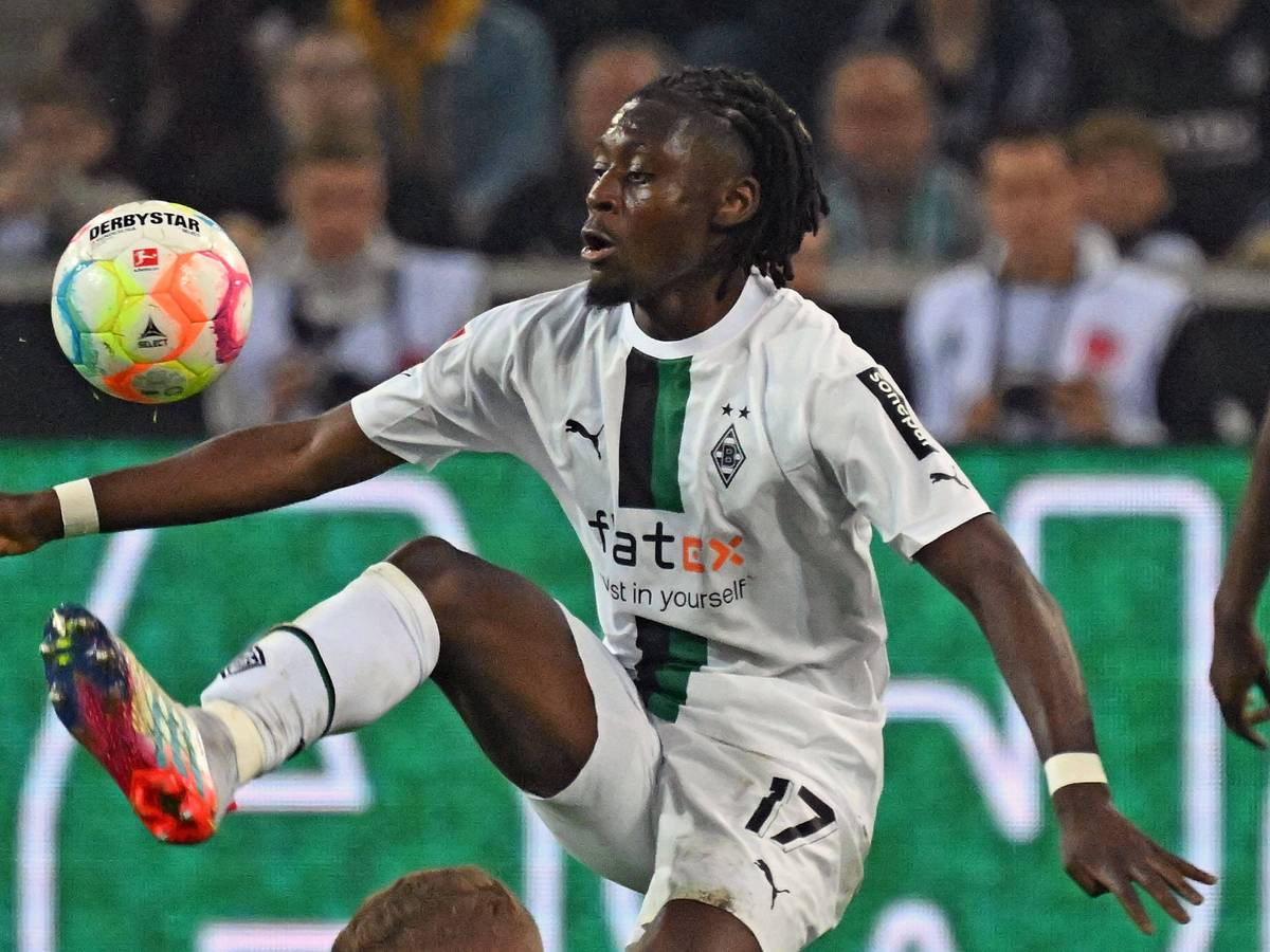Manu Koné von Borussia Mönchengladbach, hier beim Bundesliga-Spiel gegen Eintracht Frankfurt am 22. Oktober 2022, könnte in Zukunft bei den Fohlen einen Transfer-Rekord brechen. Das Foto zeigt ihn bei der artistischen Ballannahme.
